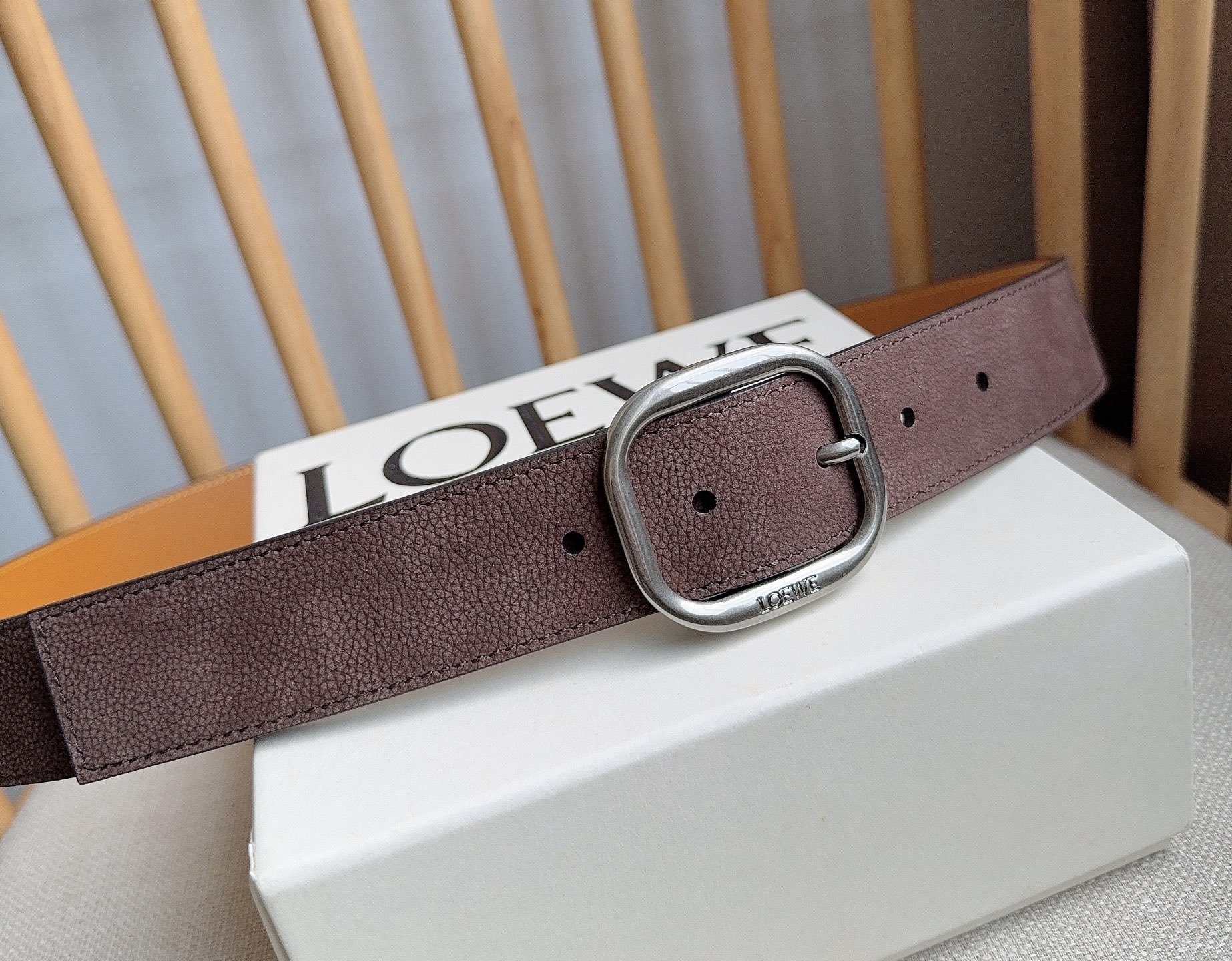 LOEWE （罗意威）专柜最新同款腰带[庆祝][庆祝] 选用植鞣牛皮革腰带 镌刻金属LOEWE针扣五孔调