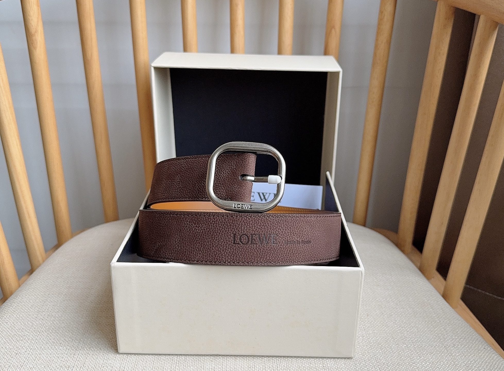 LOEWE （罗意威）专柜最新同款腰带[庆祝][庆祝] 选用植鞣牛皮革腰带 镌刻金属LOEWE针扣五孔调