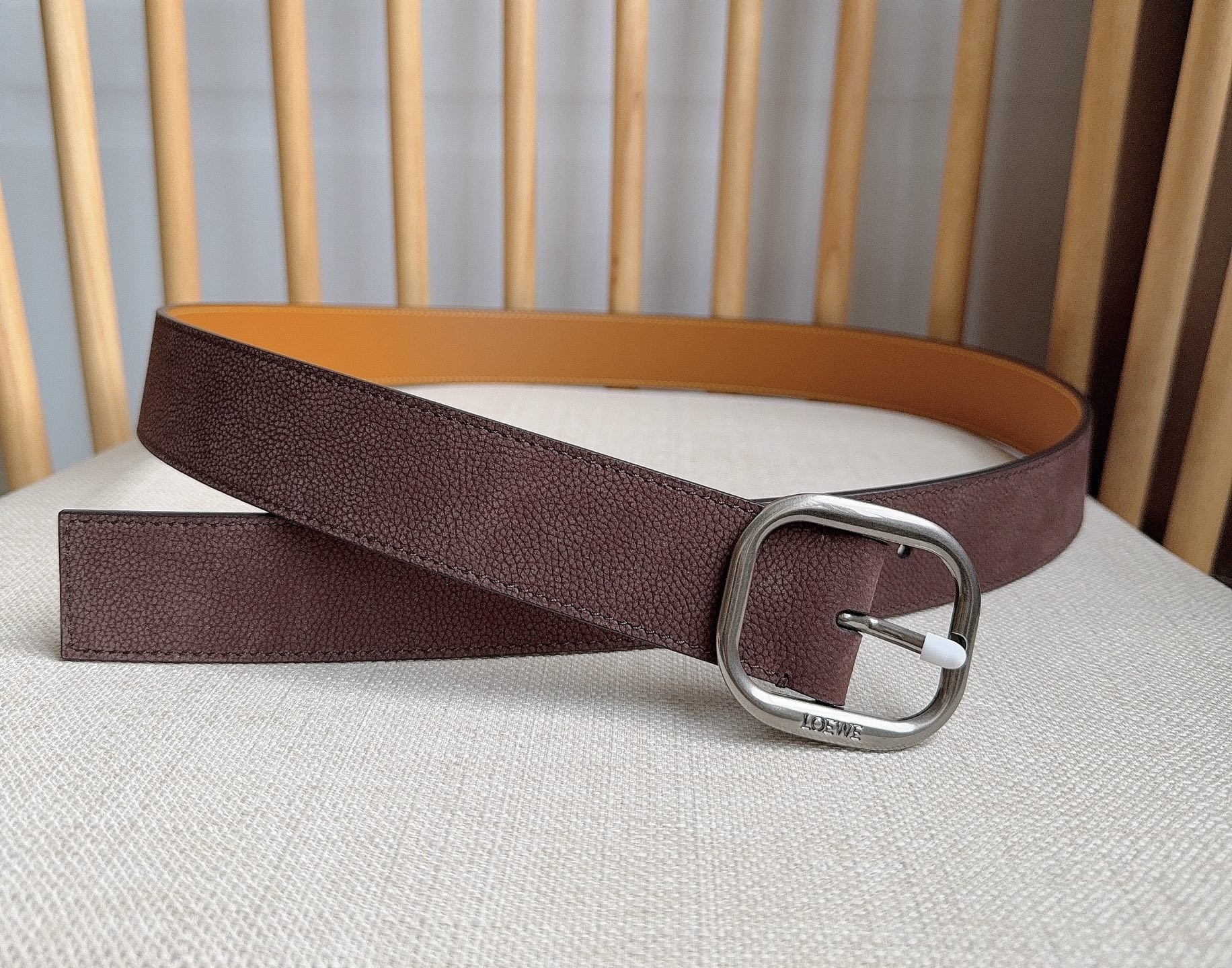 LOEWE （罗意威）专柜最新同款腰带[庆祝][庆祝] 选用植鞣牛皮革腰带 镌刻金属LOEWE针扣五孔调