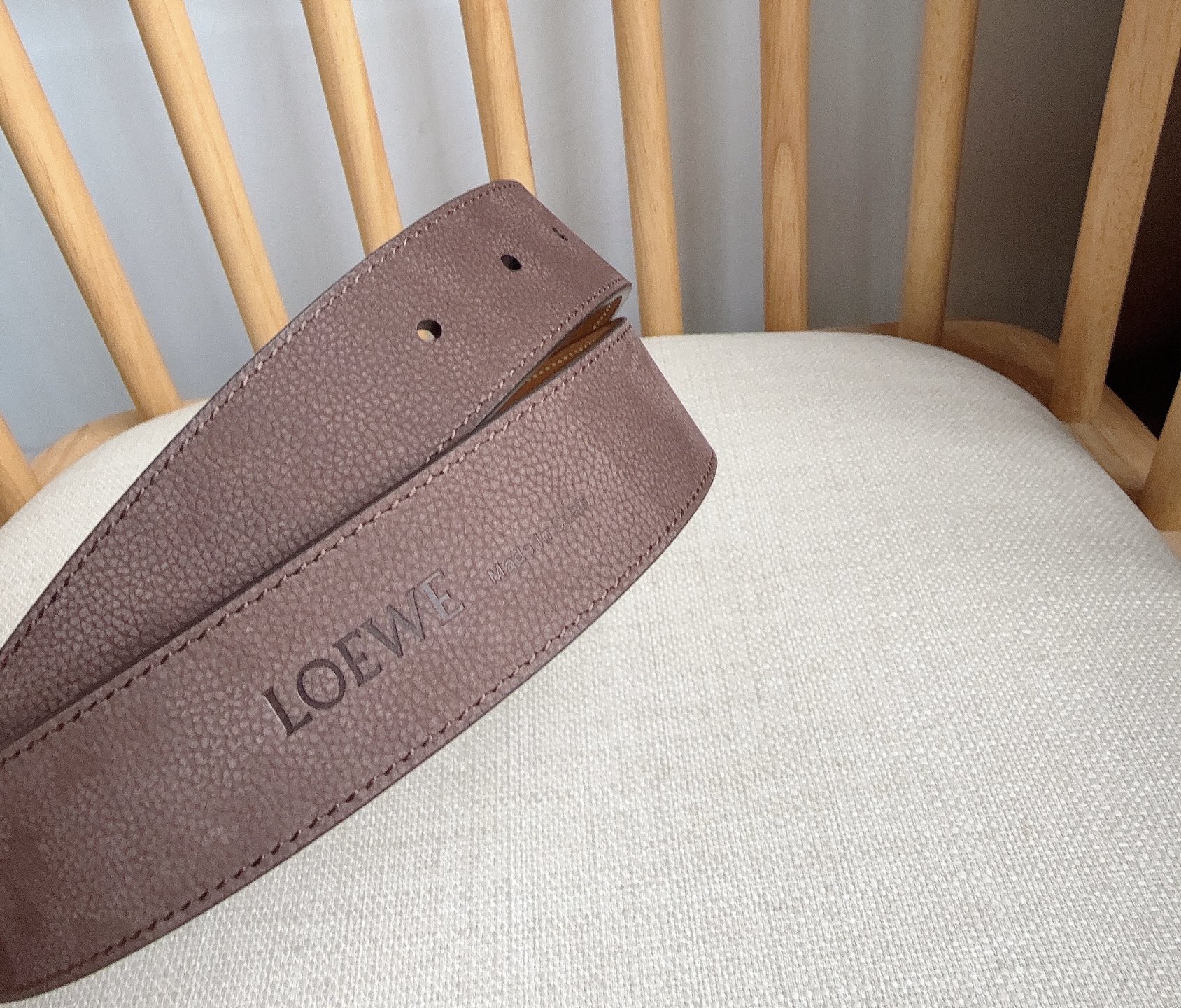 LOEWE （罗意威）专柜最新同款腰带[庆祝][庆祝] 选用植鞣牛皮革腰带 镌刻金属LOEWE针扣五孔调