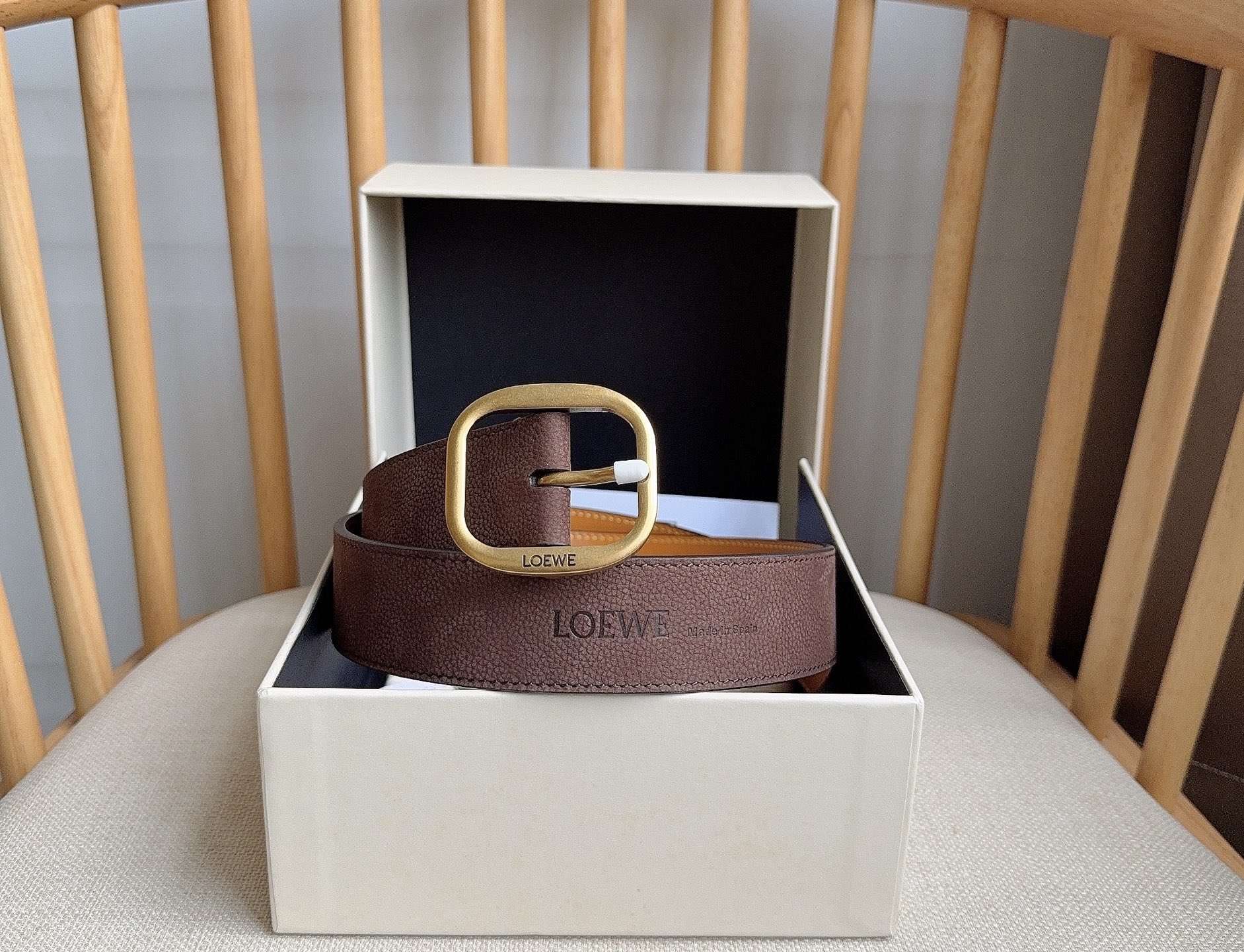 LOEWE （罗意威）专柜最新同款腰带[庆祝][庆祝] 选用植鞣牛皮革腰带 镌刻金属LOEWE针扣五孔调