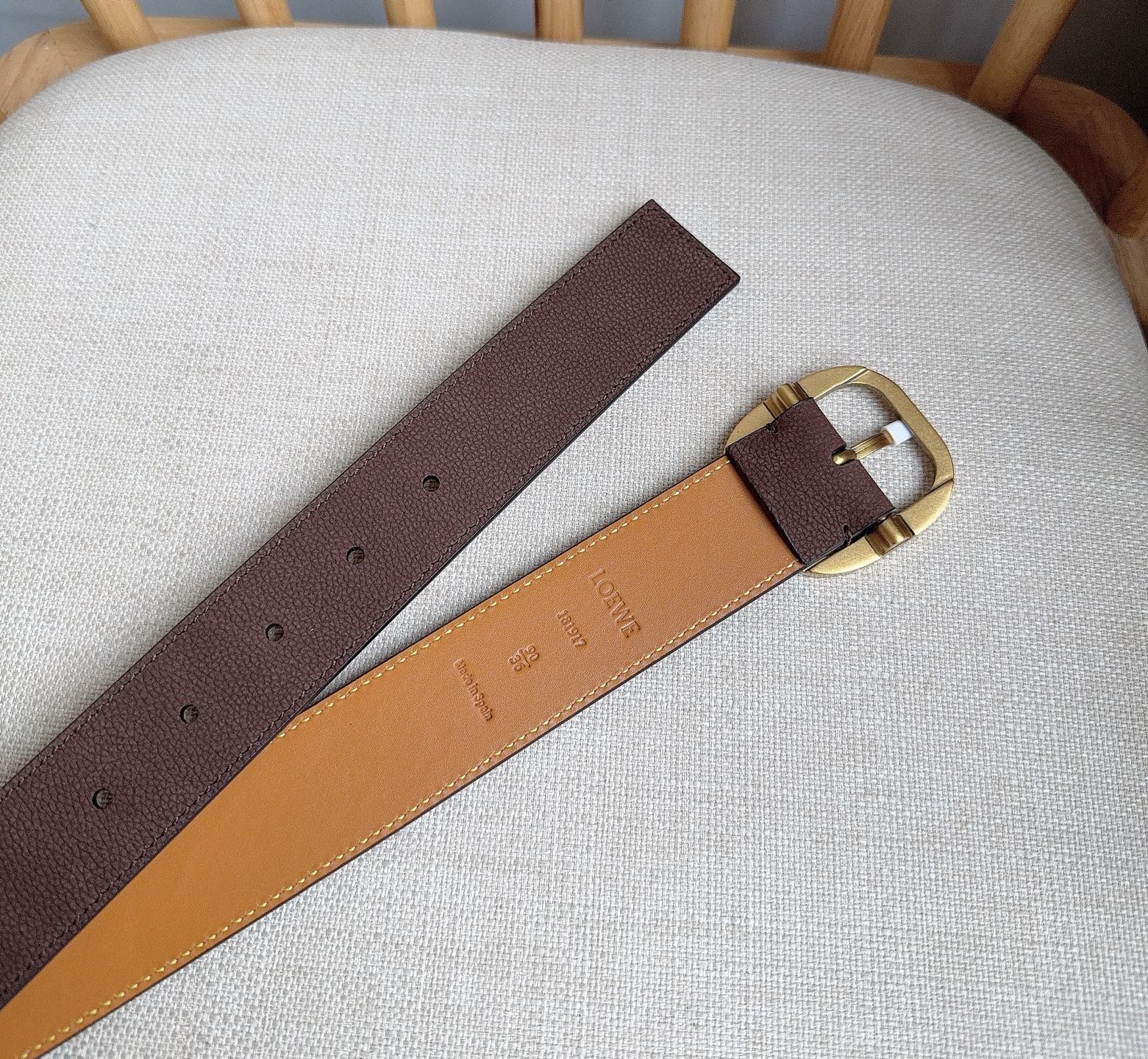 LOEWE （罗意威）专柜最新同款腰带[庆祝][庆祝] 选用植鞣牛皮革腰带 镌刻金属LOEWE针扣五孔调