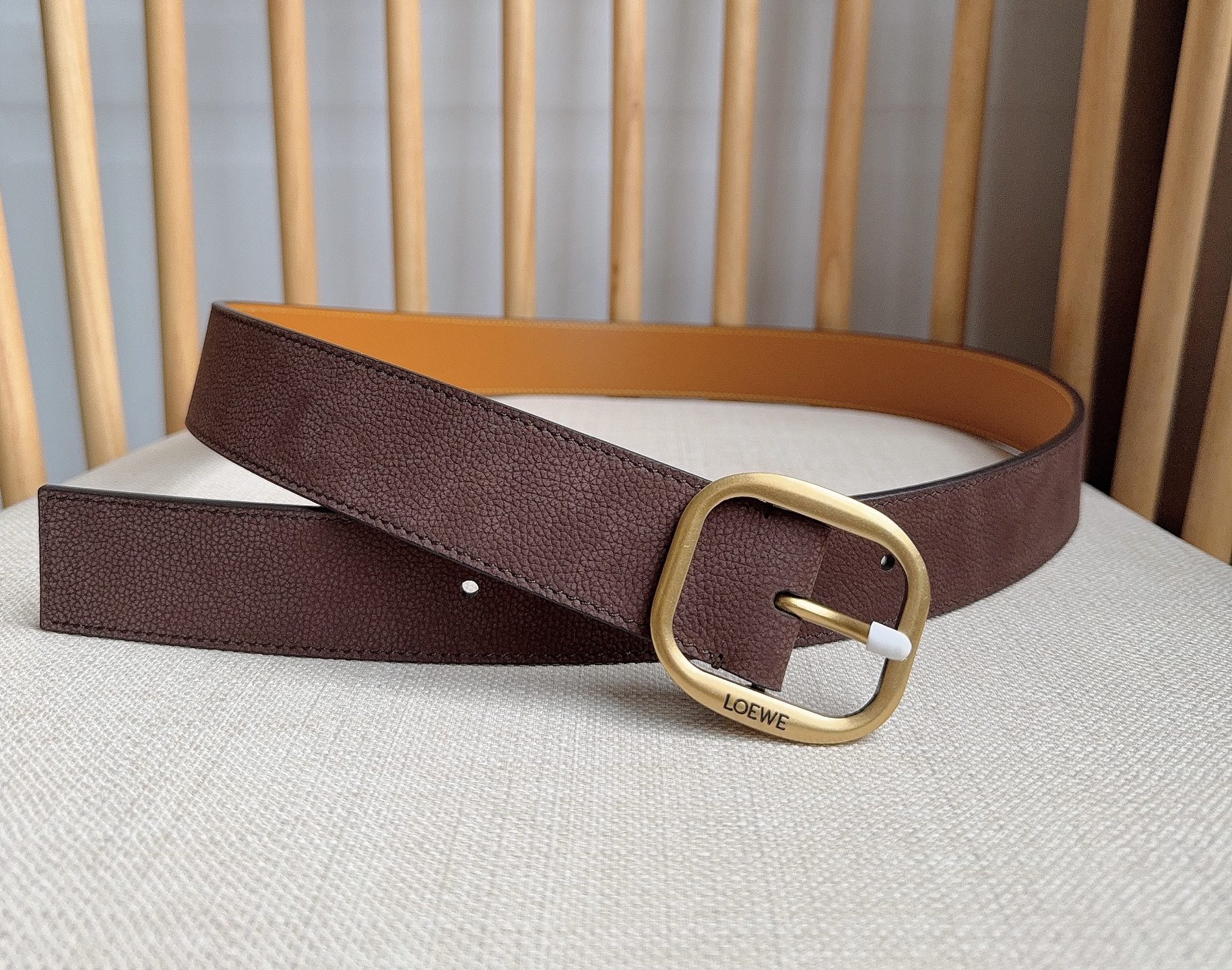 LOEWE （罗意威）专柜最新同款腰带[庆祝][庆祝] 选用植鞣牛皮革腰带 镌刻金属LOEWE针扣五孔调