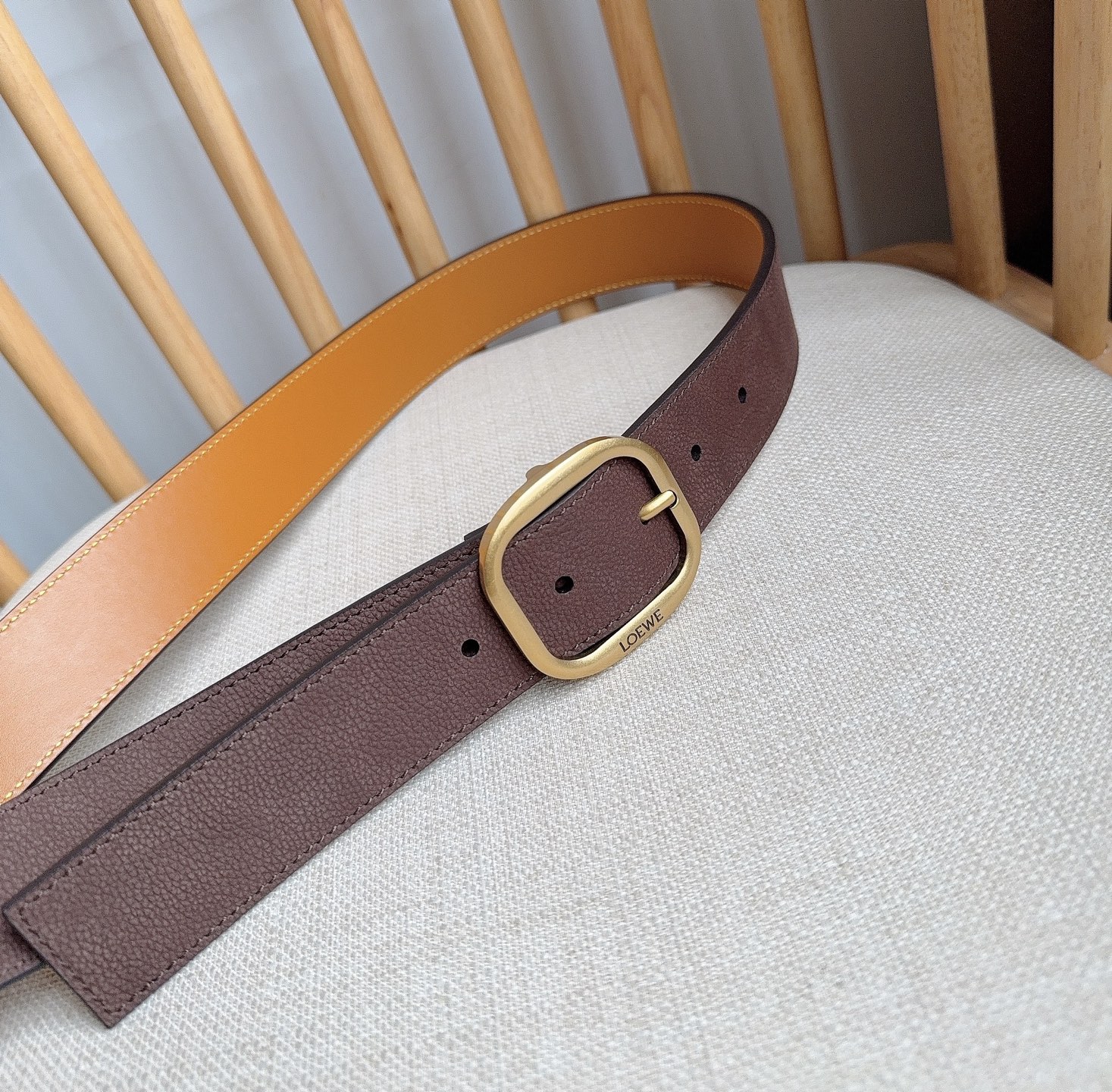 LOEWE （罗意威）专柜最新同款腰带[庆祝][庆祝] 选用植鞣牛皮革腰带 镌刻金属LOEWE针扣五孔调