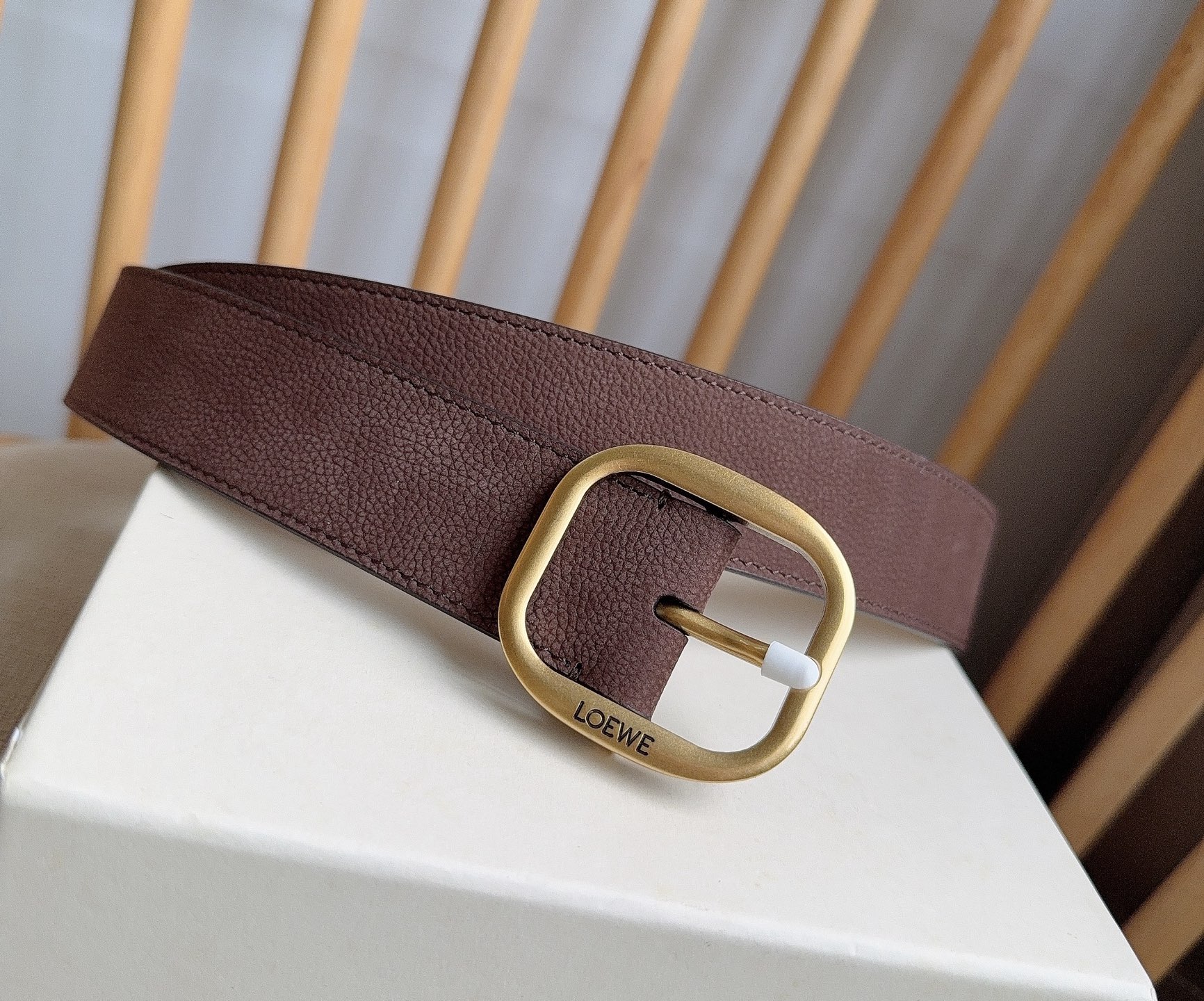 LOEWE （罗意威）专柜最新同款腰带[庆祝][庆祝] 选用植鞣牛皮革腰带 镌刻金属LOEWE针扣五孔调
