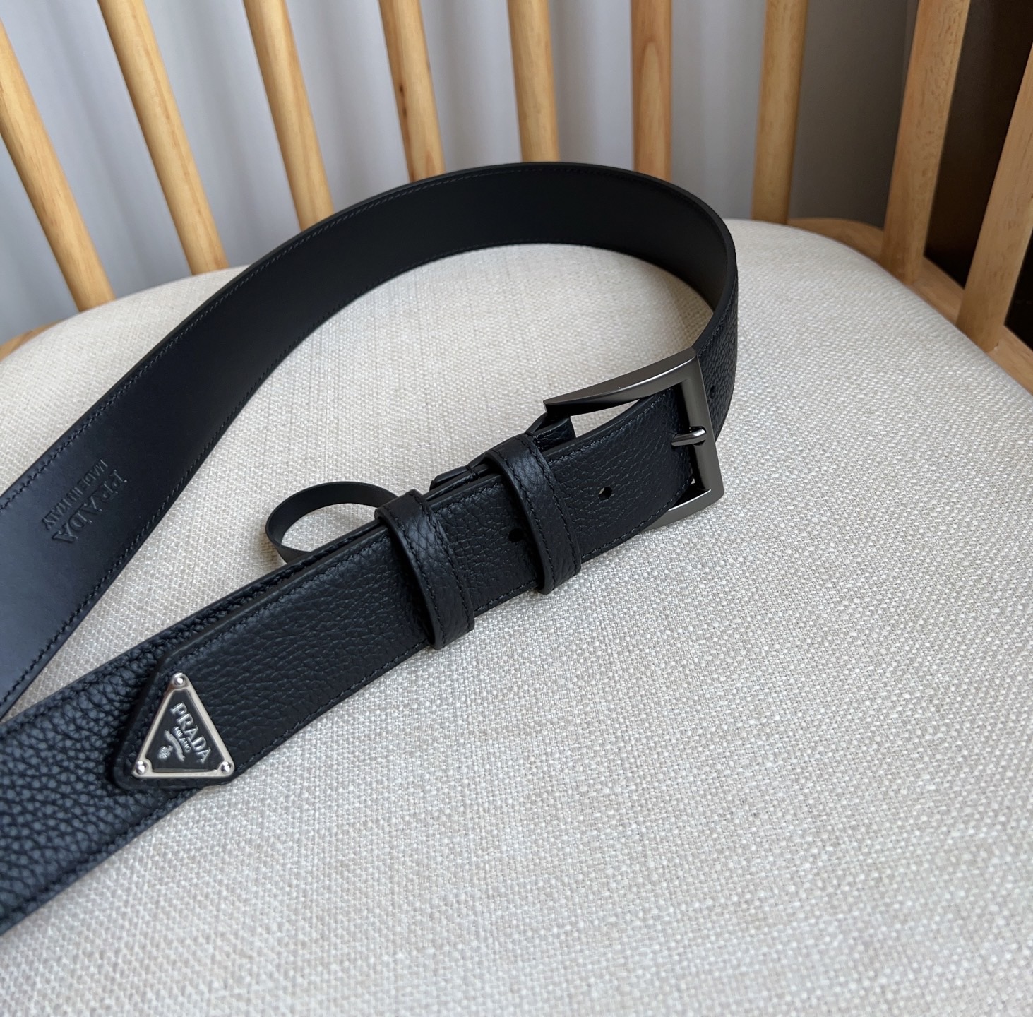 PRADA (普拉达) 专柜最新款 这款皮革腰带的尖部饰以标志性的涂珐琅金属三角形徽标 此徽标由Mari
