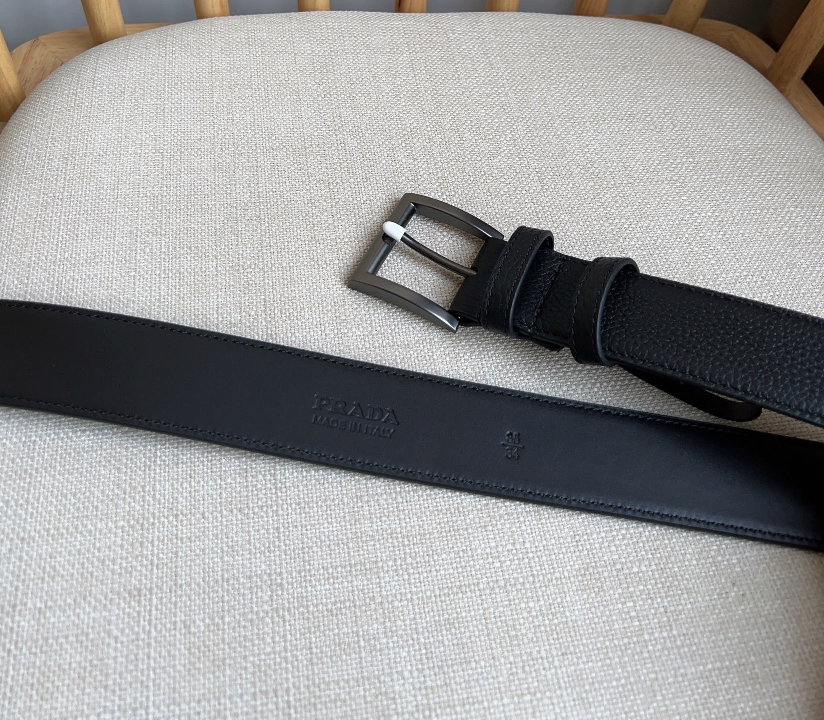 PRADA (普拉达) 专柜最新款 这款皮革腰带的尖部饰以标志性的涂珐琅金属三角形徽标 此徽标由Mari