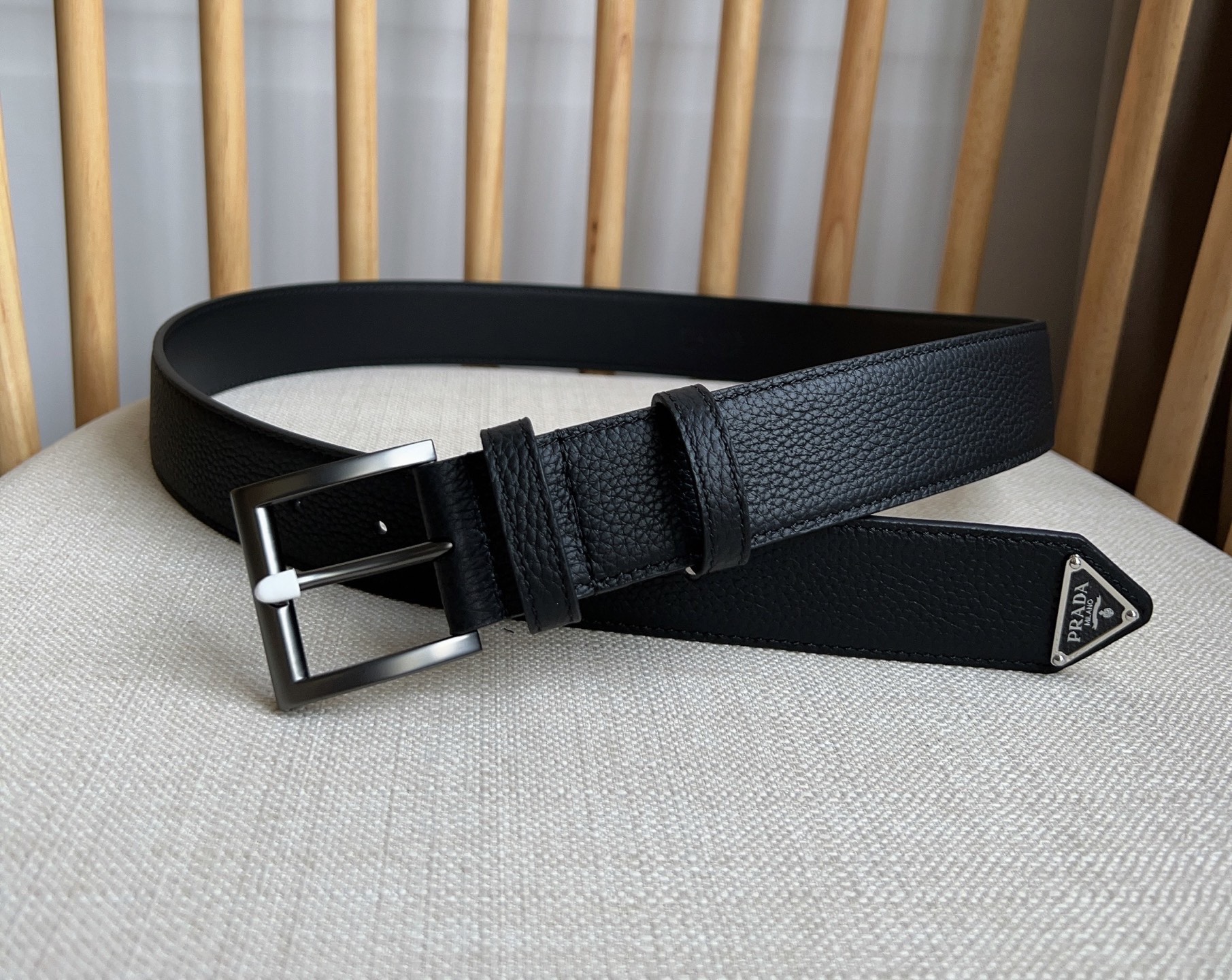 PRADA (普拉达) 专柜最新款 这款皮革腰带的尖部饰以标志性的涂珐琅金属三角形徽标 此徽标由Mari