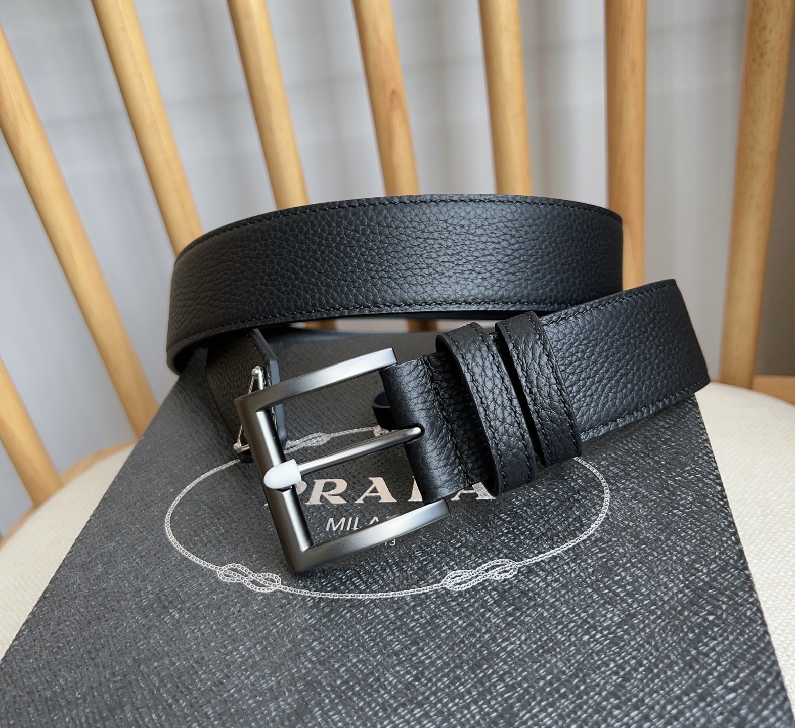 PRADA (普拉达) 专柜最新款 这款皮革腰带的尖部饰以标志性的涂珐琅金属三角形徽标 此徽标由Mari