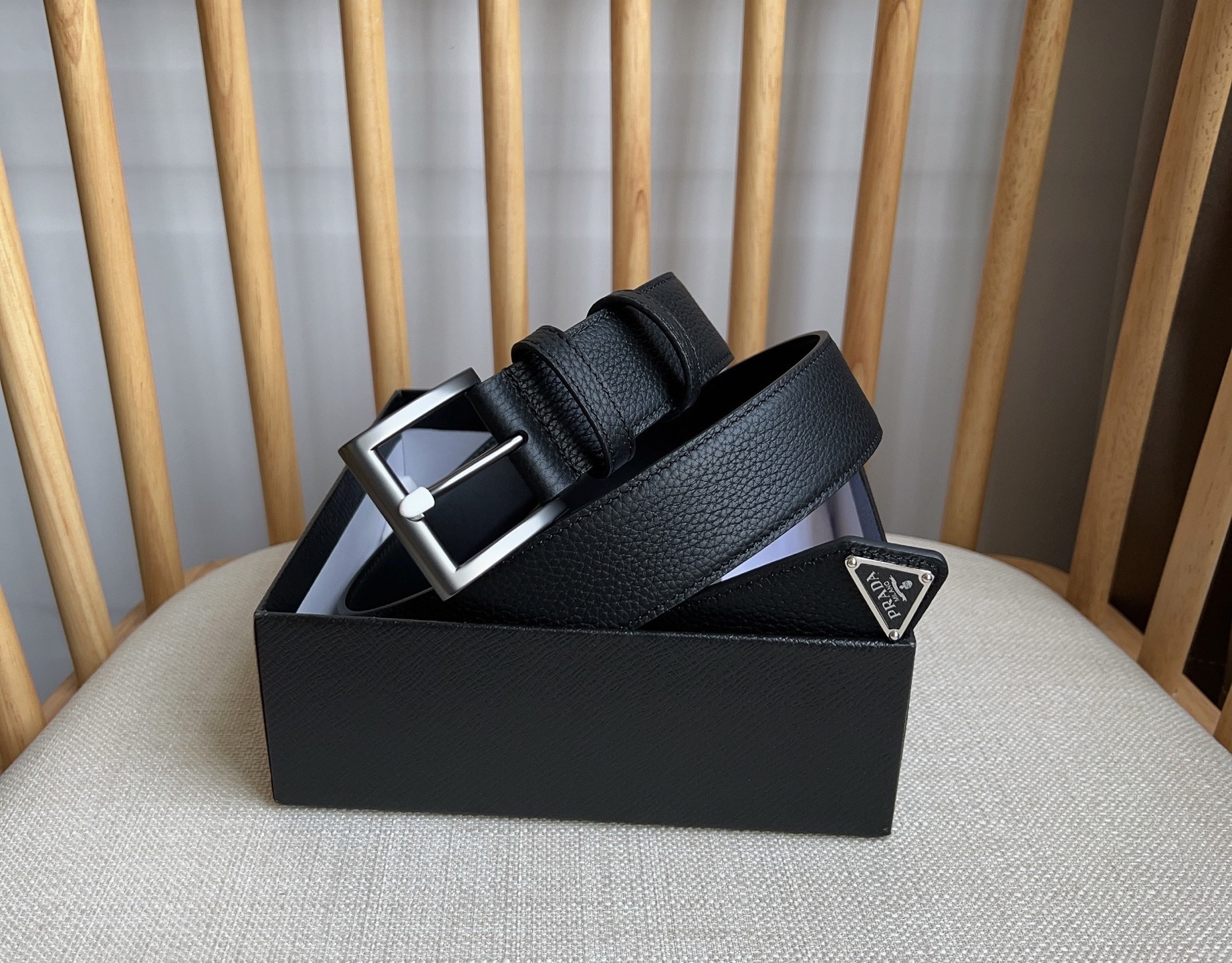 PRADA (普拉达) 专柜最新款 这款皮革腰带的尖部饰以标志性的涂珐琅金属三角形徽标 此徽标由Mari