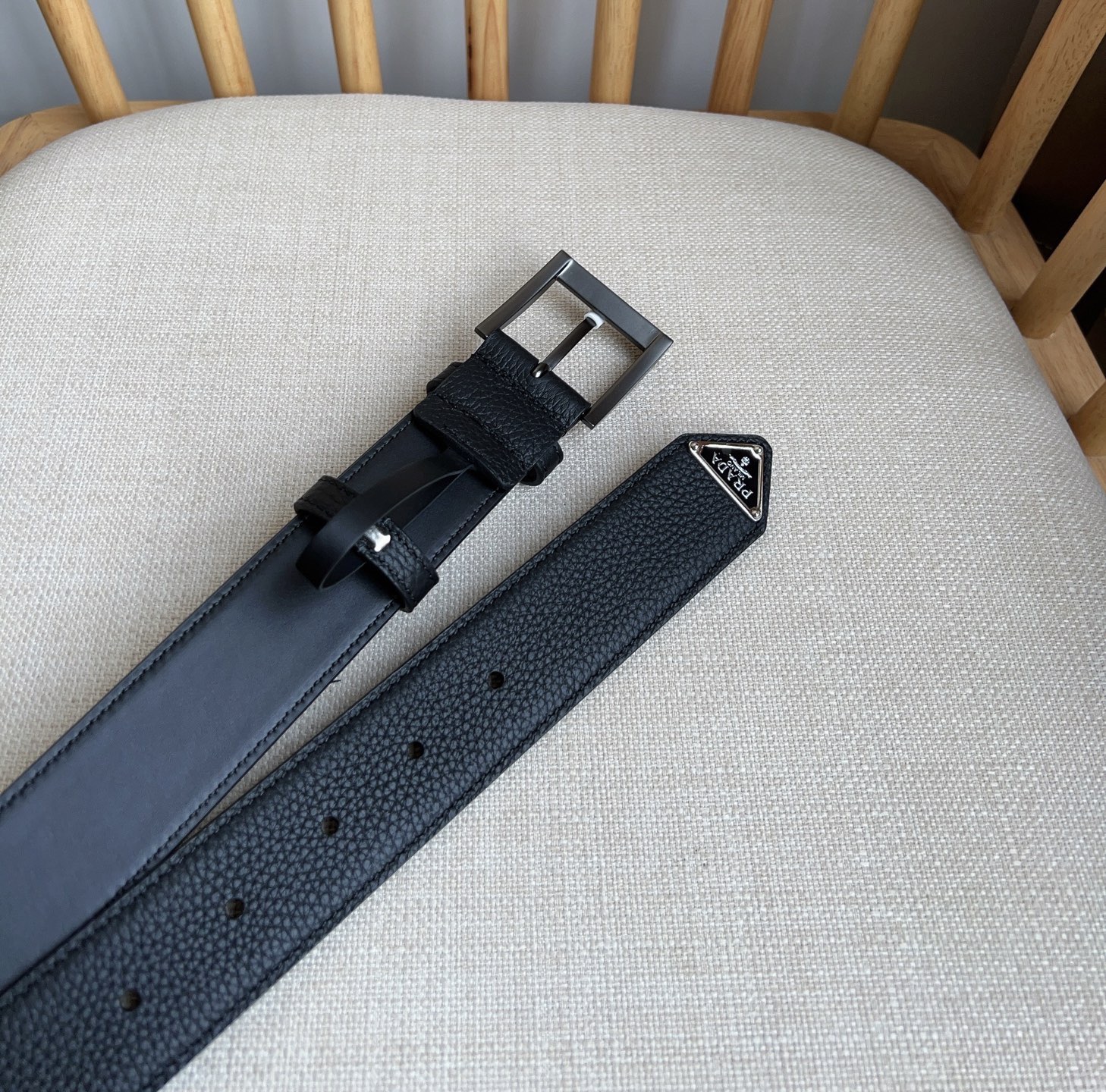 PRADA (普拉达) 专柜最新款 这款皮革腰带的尖部饰以标志性的涂珐琅金属三角形徽标 此徽标由Mari