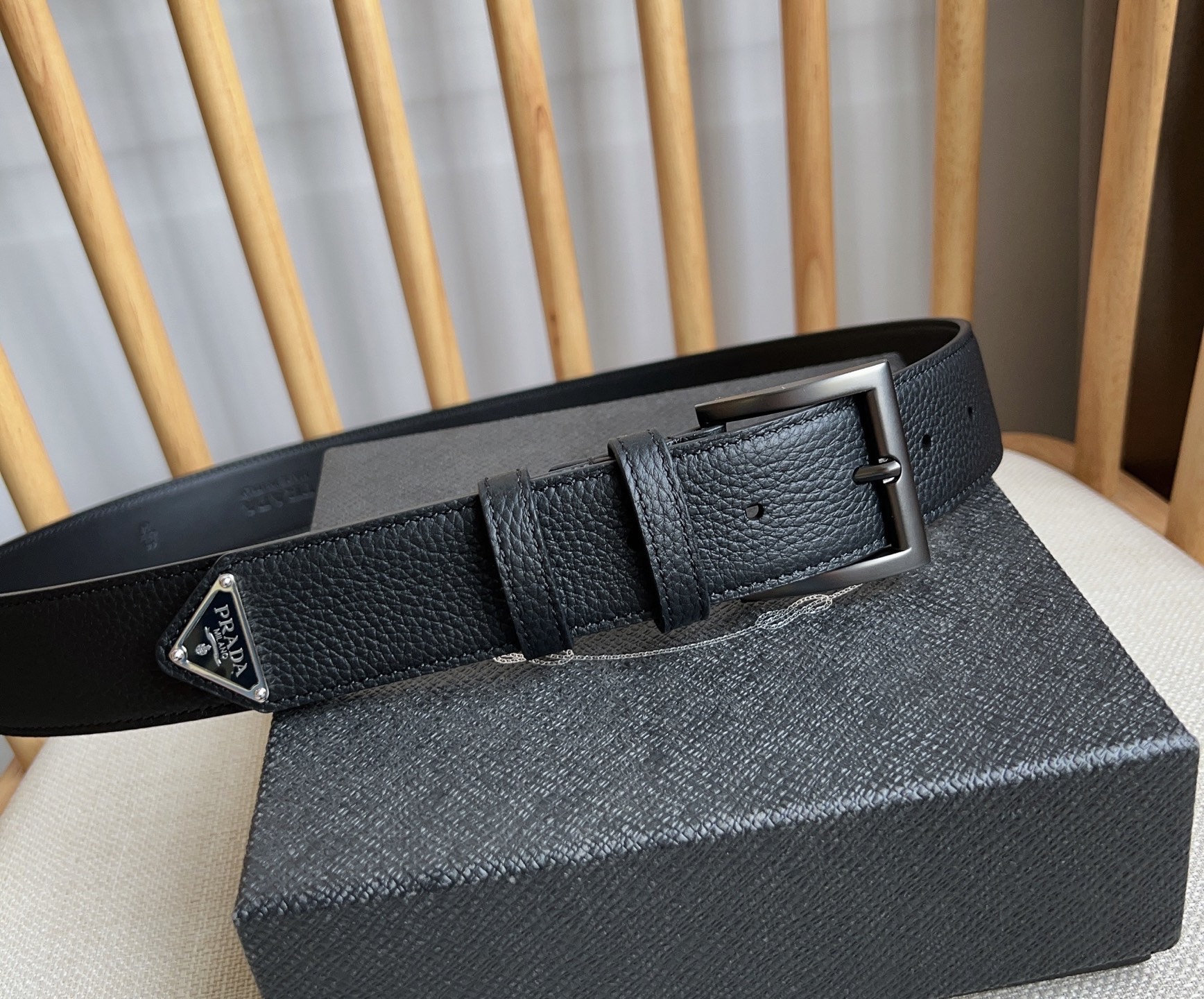 PRADA (普拉达) 专柜最新款 这款皮革腰带的尖部饰以标志性的涂珐琅金属三角形徽标 此徽标由Mari