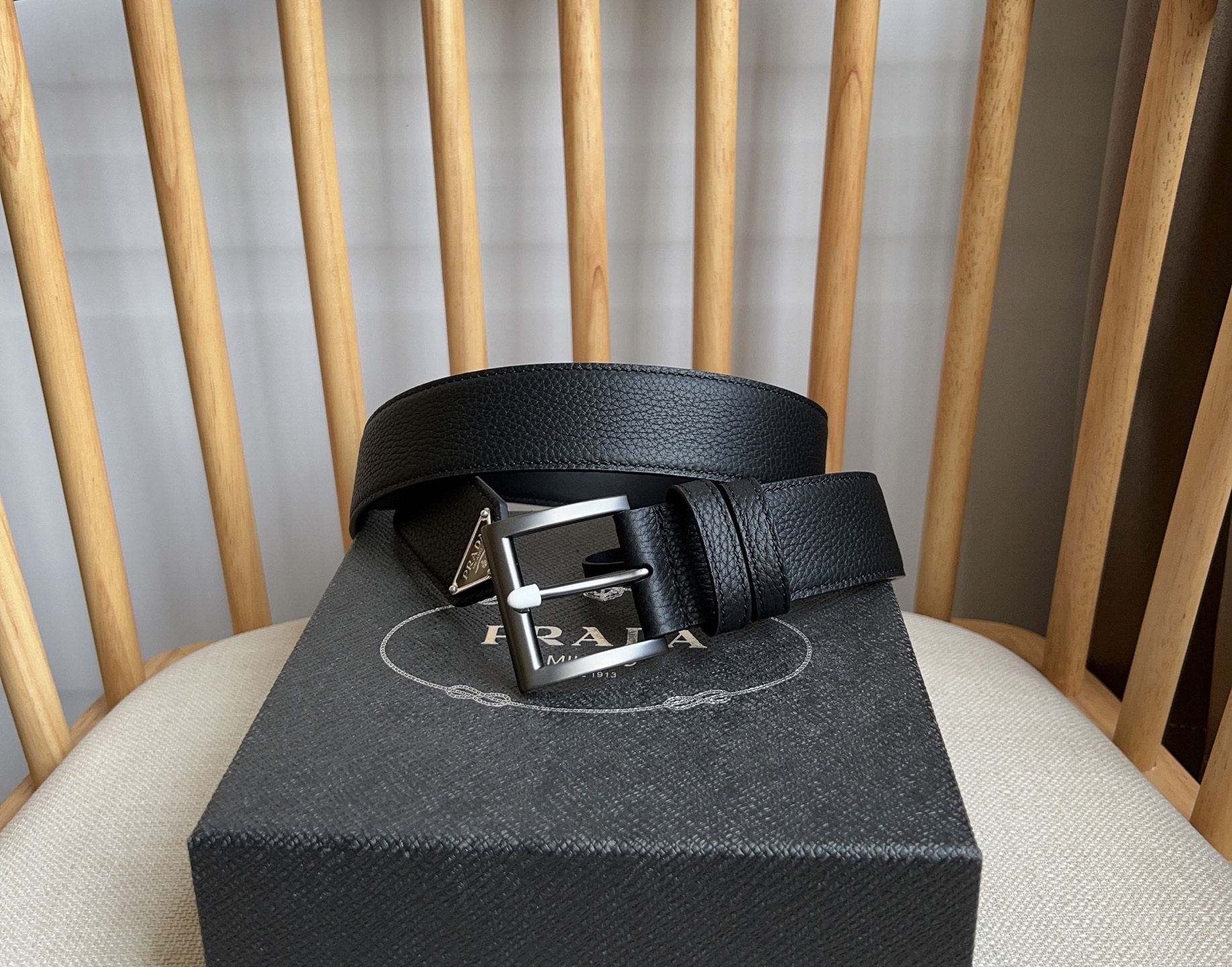 PRADA (普拉达) 专柜最新款 这款皮革腰带的尖部饰以标志性的涂珐琅金属三角形徽标 此徽标由Mari