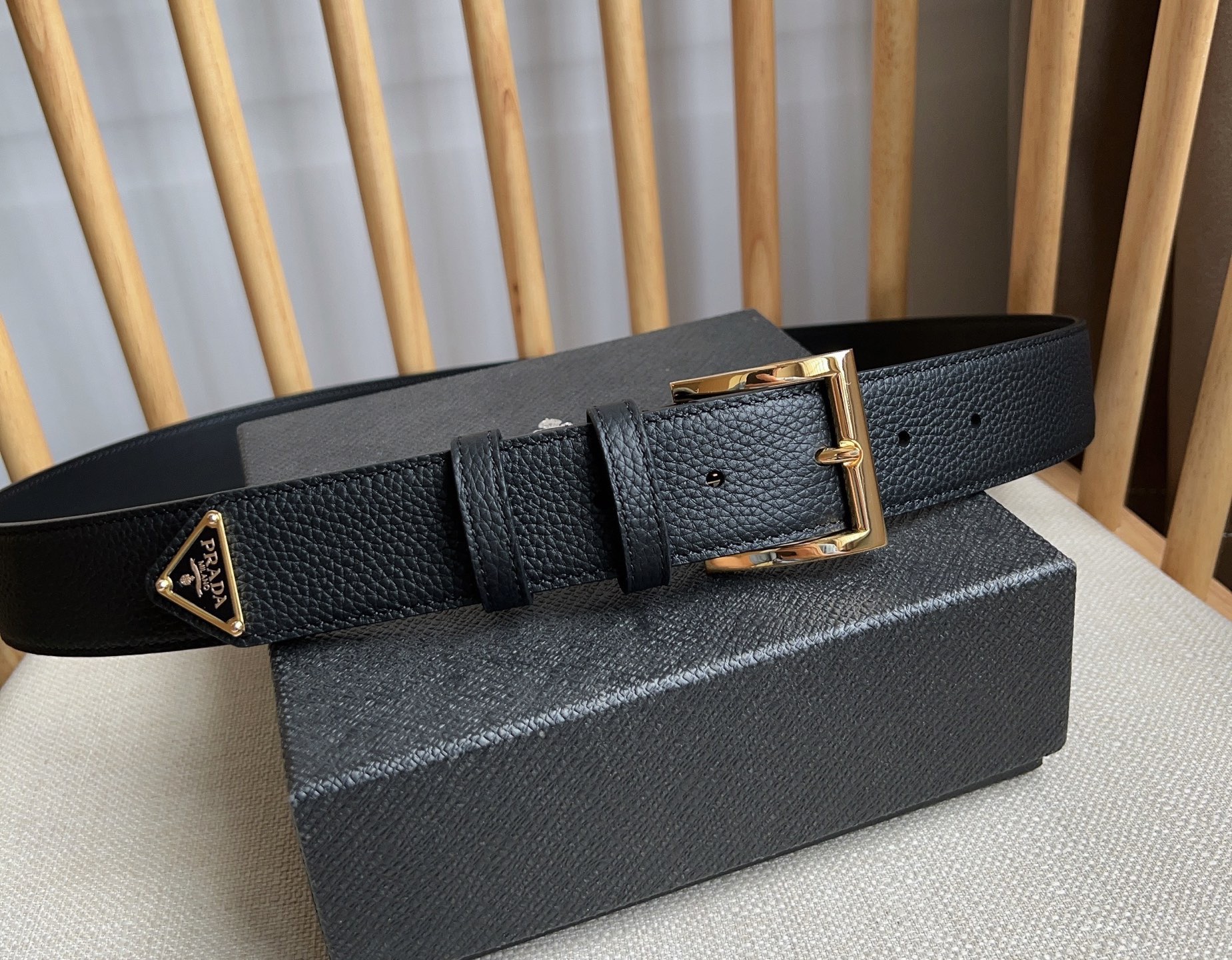 PRADA (普拉达) 专柜最新款 这款皮革腰带的尖部饰以标志性的涂珐琅金属三角形徽标 此徽标由Mari