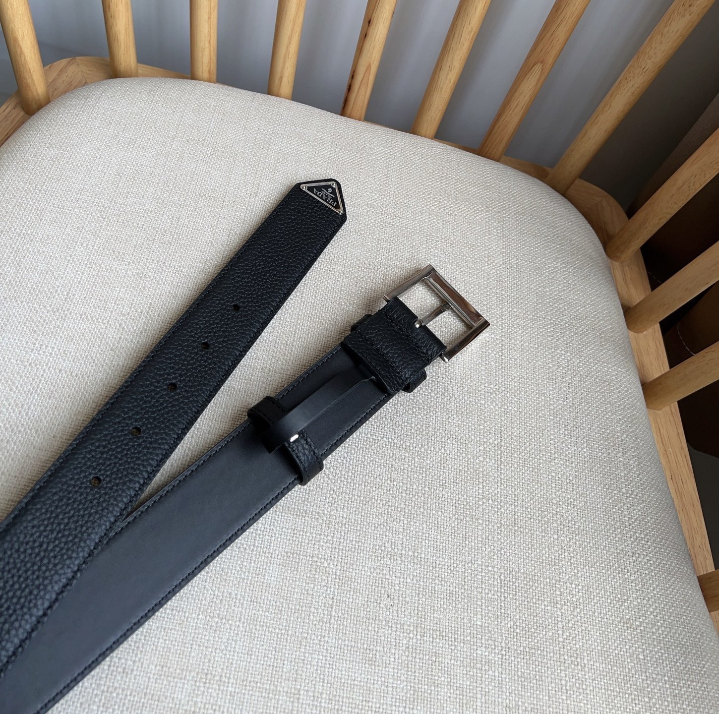 PRADA (普拉达) 专柜最新款 这款皮革腰带的尖部饰以标志性的涂珐琅金属三角形徽标 此徽标由Mari