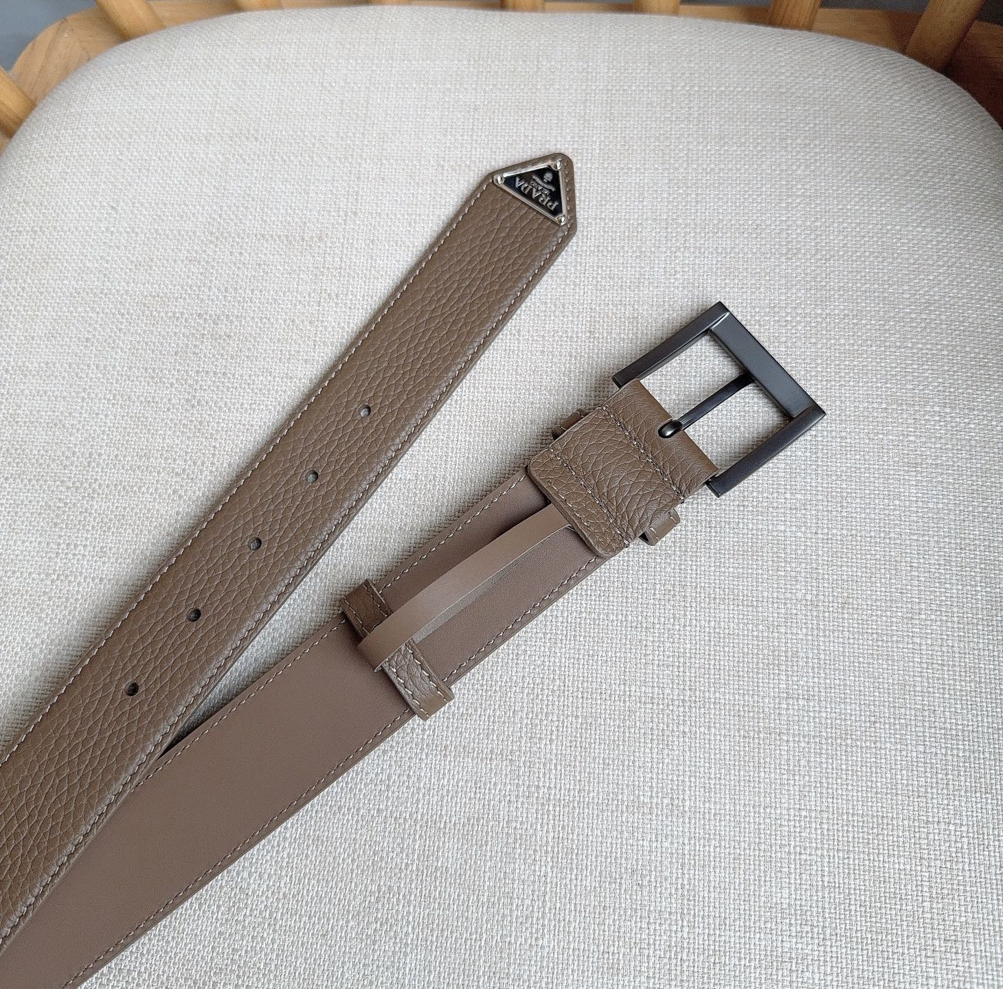 PRADA (普拉达) 专柜最新款 这款皮革腰带的尖部饰以标志性的涂珐琅金属三角形徽标 此徽标由Mari