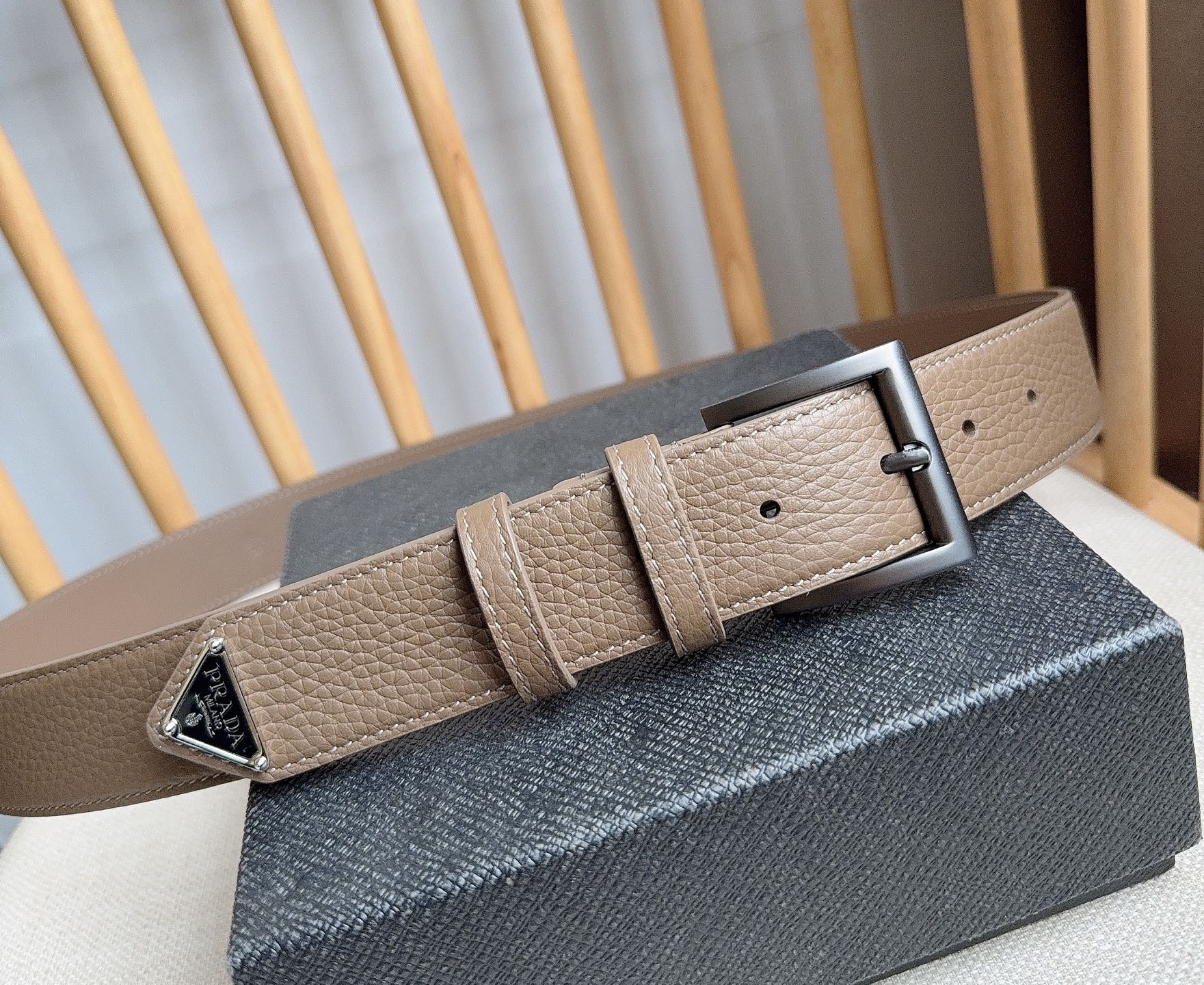 PRADA (普拉达) 专柜最新款 这款皮革腰带的尖部饰以标志性的涂珐琅金属三角形徽标 此徽标由Mari