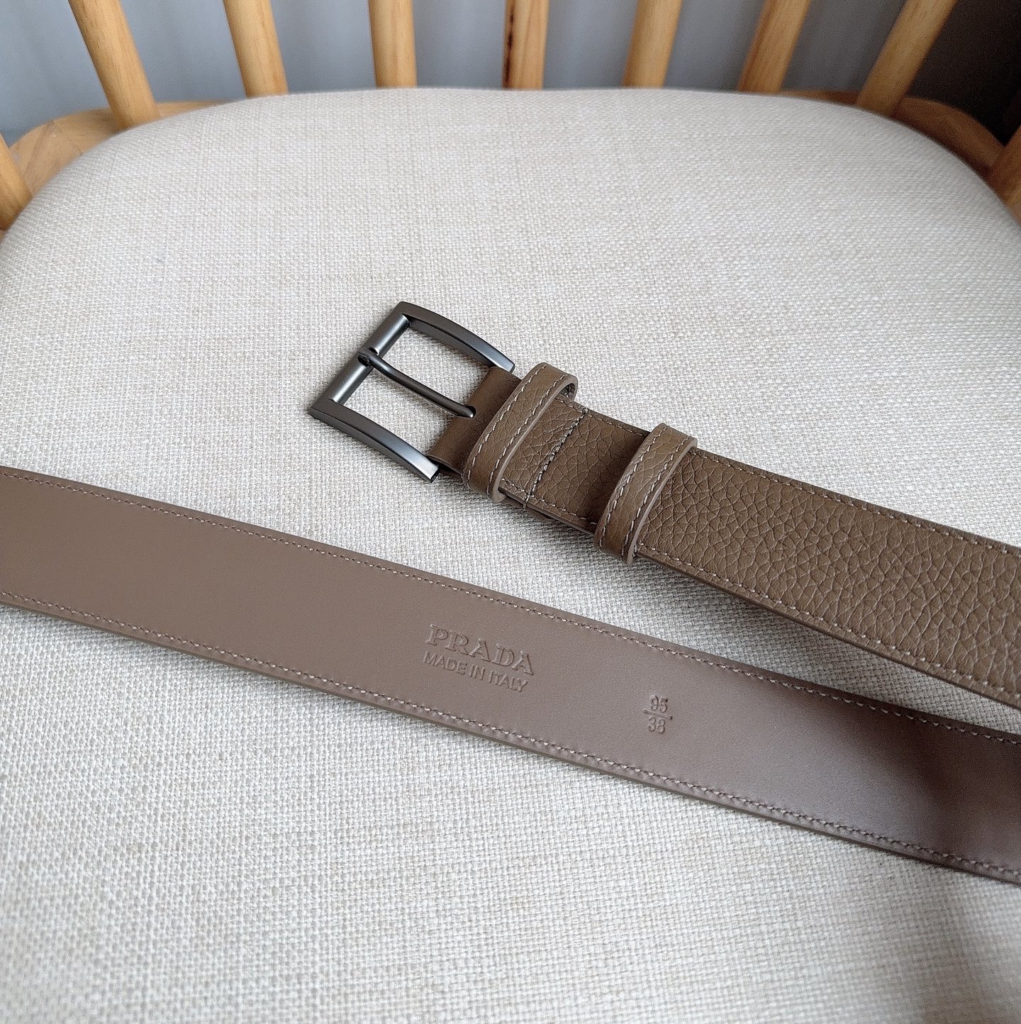 PRADA (普拉达) 专柜最新款 这款皮革腰带的尖部饰以标志性的涂珐琅金属三角形徽标 此徽标由Mari