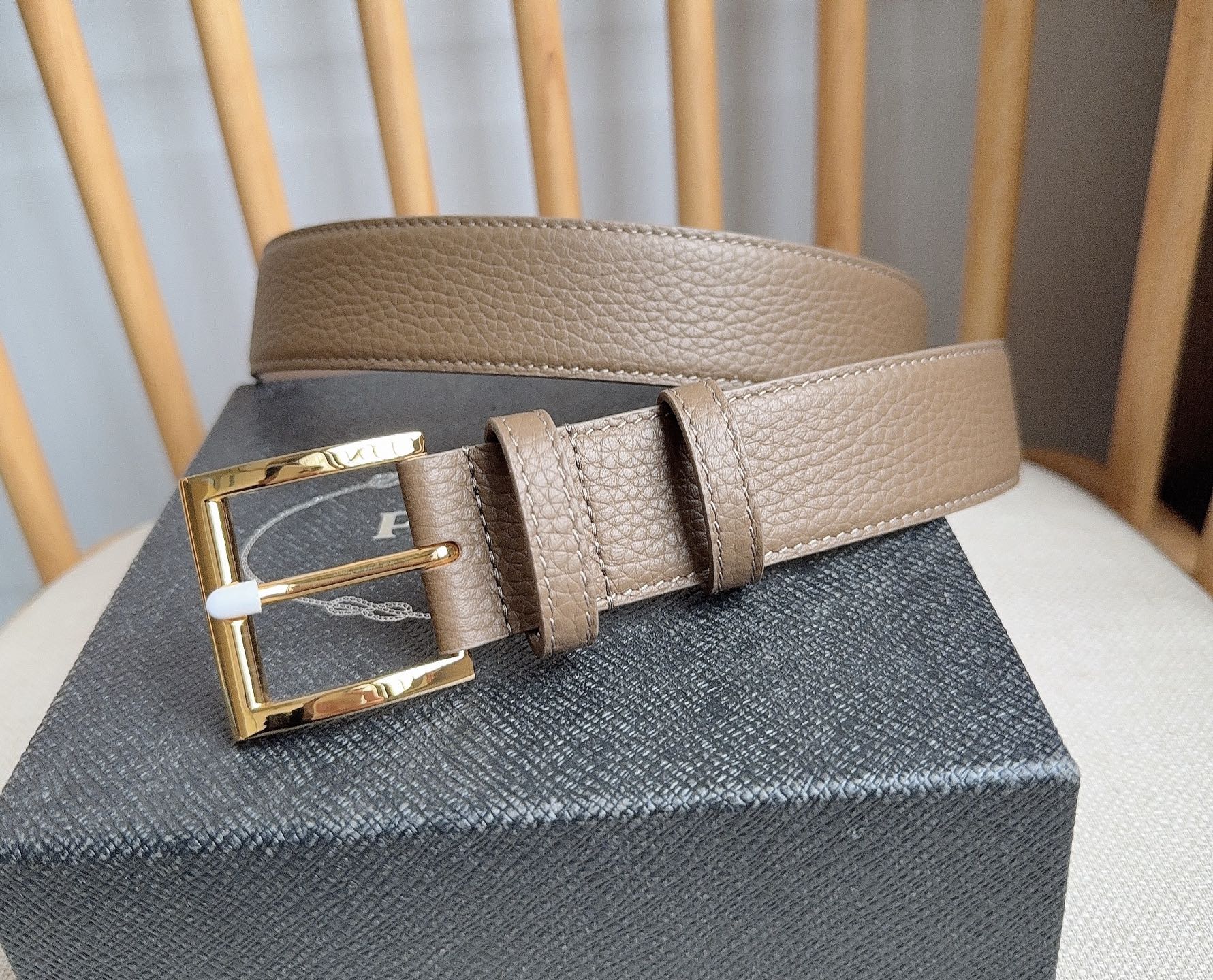 PRADA (普拉达) 专柜最新款 这款皮革腰带的尖部饰以标志性的涂珐琅金属三角形徽标 此徽标由Mari