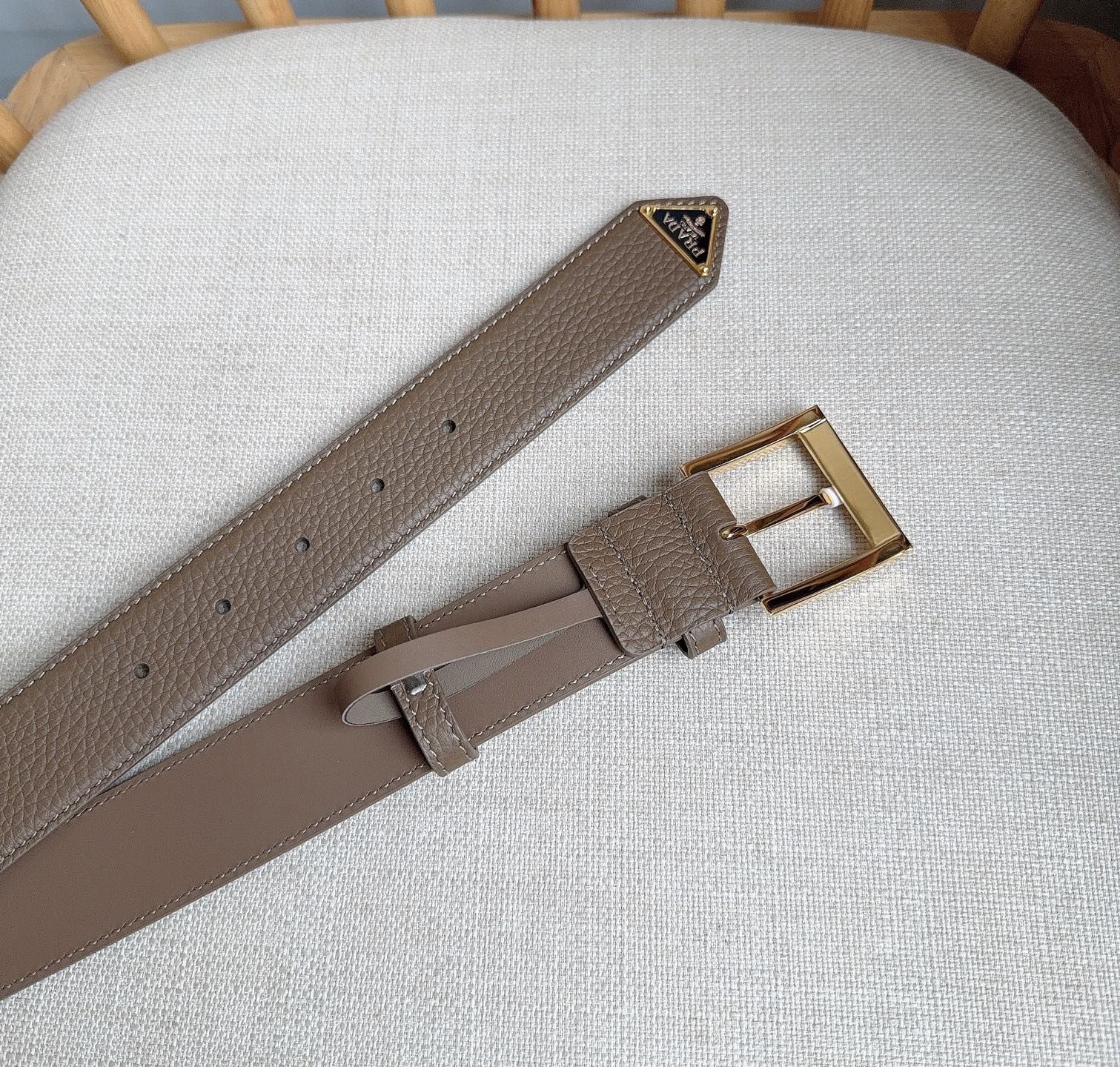 PRADA (普拉达) 专柜最新款 这款皮革腰带的尖部饰以标志性的涂珐琅金属三角形徽标 此徽标由Mari