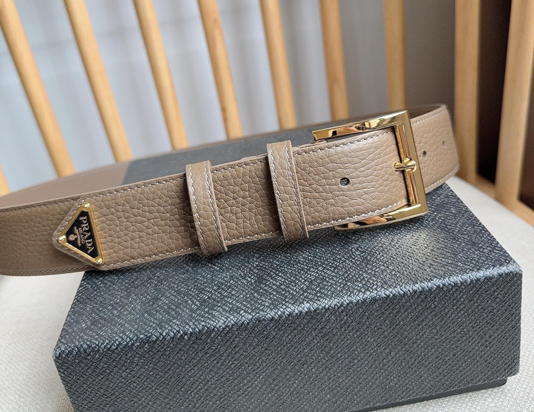 PRADA (普拉达) 专柜最新款 这款皮革腰带的尖部饰以标志性的涂珐琅金属三角形徽标 此徽标由Mari