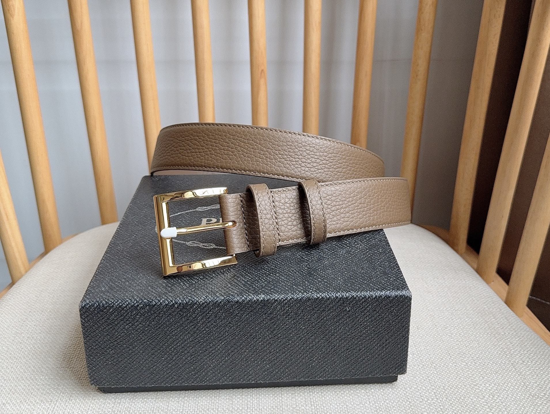 PRADA (普拉达) 专柜最新款 这款皮革腰带的尖部饰以标志性的涂珐琅金属三角形徽标 此徽标由Mari