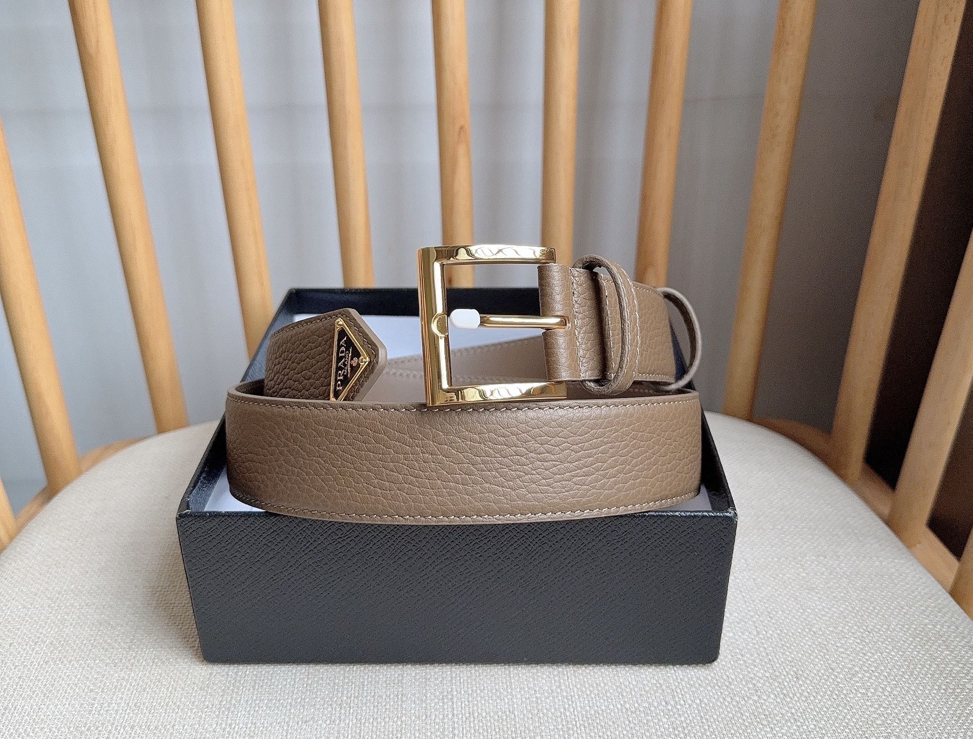 PRADA (普拉达) 专柜最新款 这款皮革腰带的尖部饰以标志性的涂珐琅金属三角形徽标 此徽标由Mari