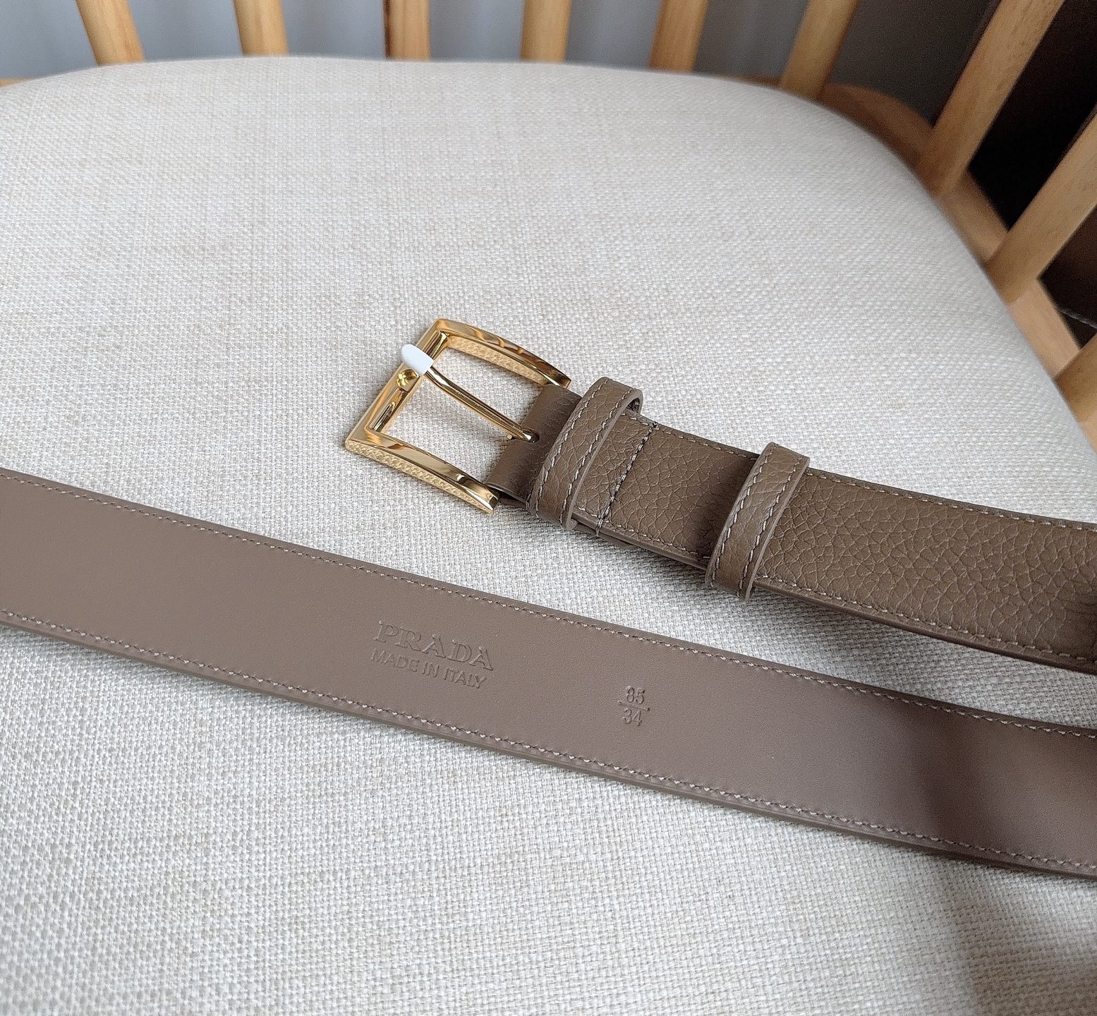 PRADA (普拉达) 专柜最新款 这款皮革腰带的尖部饰以标志性的涂珐琅金属三角形徽标 此徽标由Mari