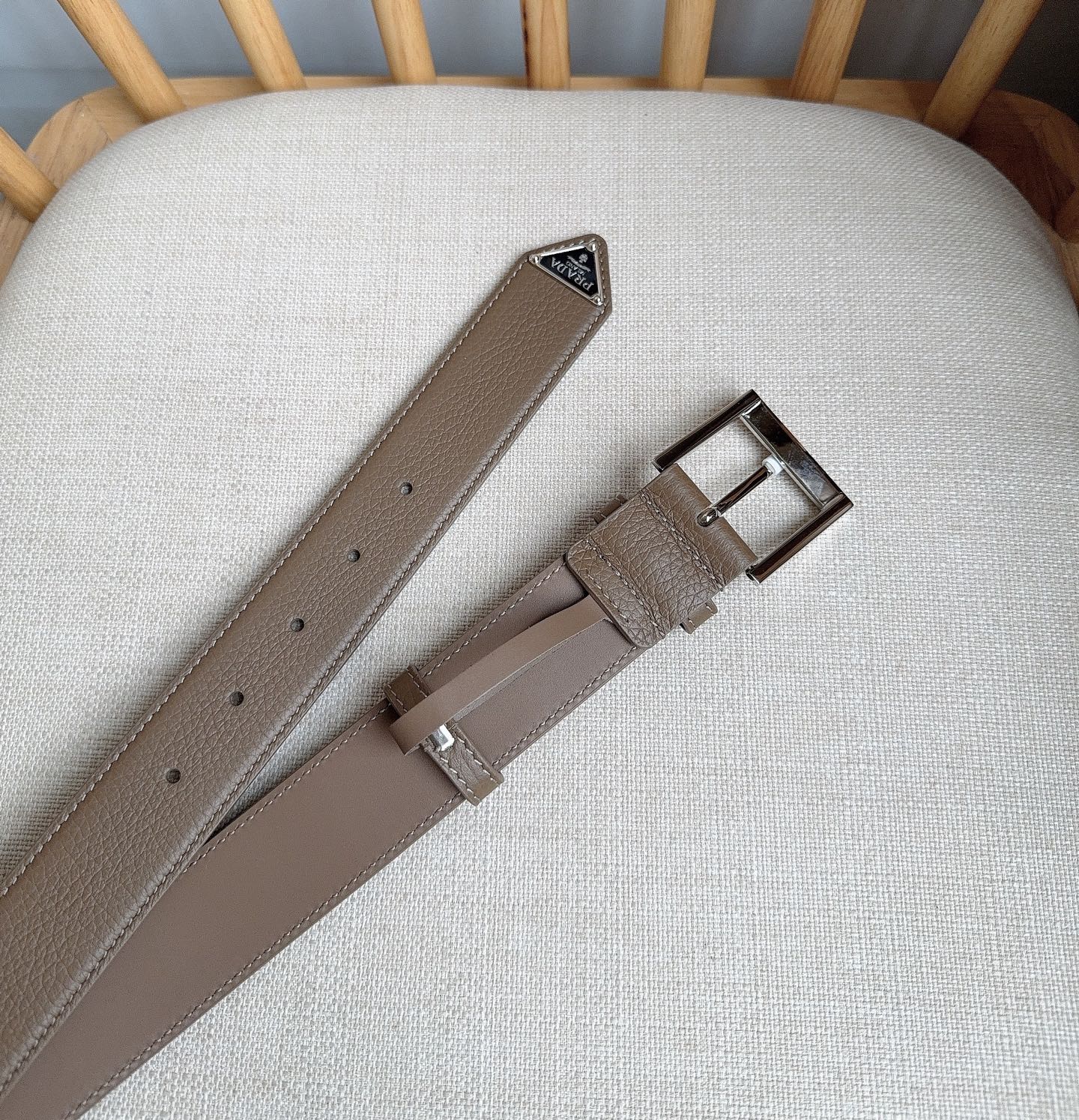 PRADA (普拉达) 专柜最新款 这款皮革腰带的尖部饰以标志性的涂珐琅金属三角形徽标 此徽标由Mari