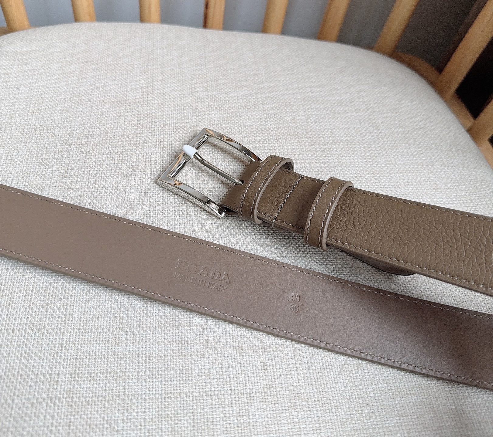 PRADA (普拉达) 专柜最新款 这款皮革腰带的尖部饰以标志性的涂珐琅金属三角形徽标 此徽标由Mari