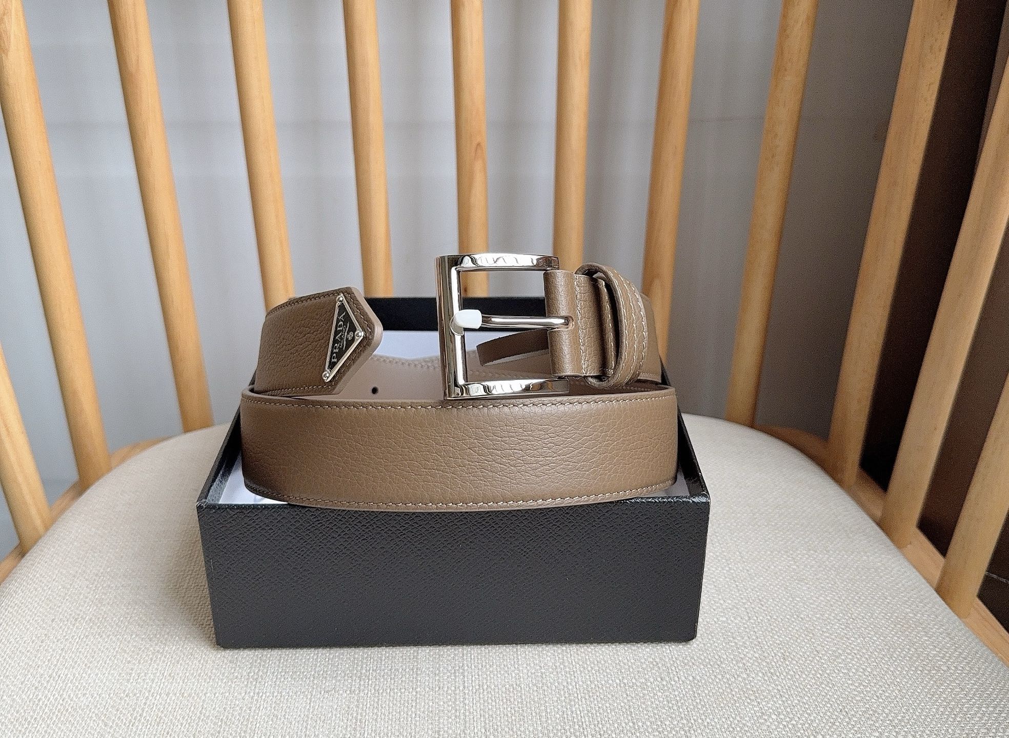 PRADA (普拉达) 专柜最新款 这款皮革腰带的尖部饰以标志性的涂珐琅金属三角形徽标 此徽标由Mari