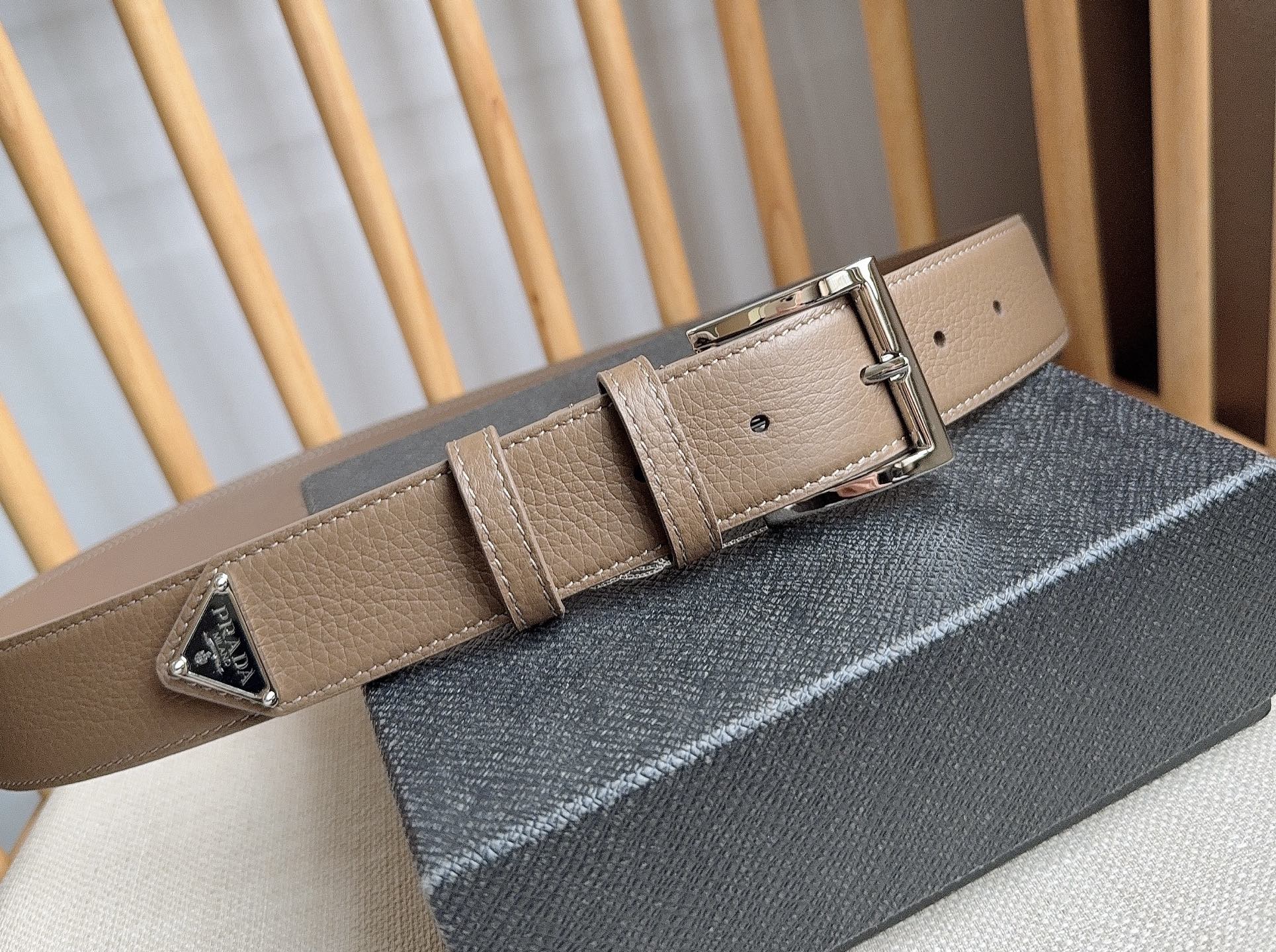 PRADA (普拉达) 专柜最新款 这款皮革腰带的尖部饰以标志性的涂珐琅金属三角形徽标 此徽标由Mari
