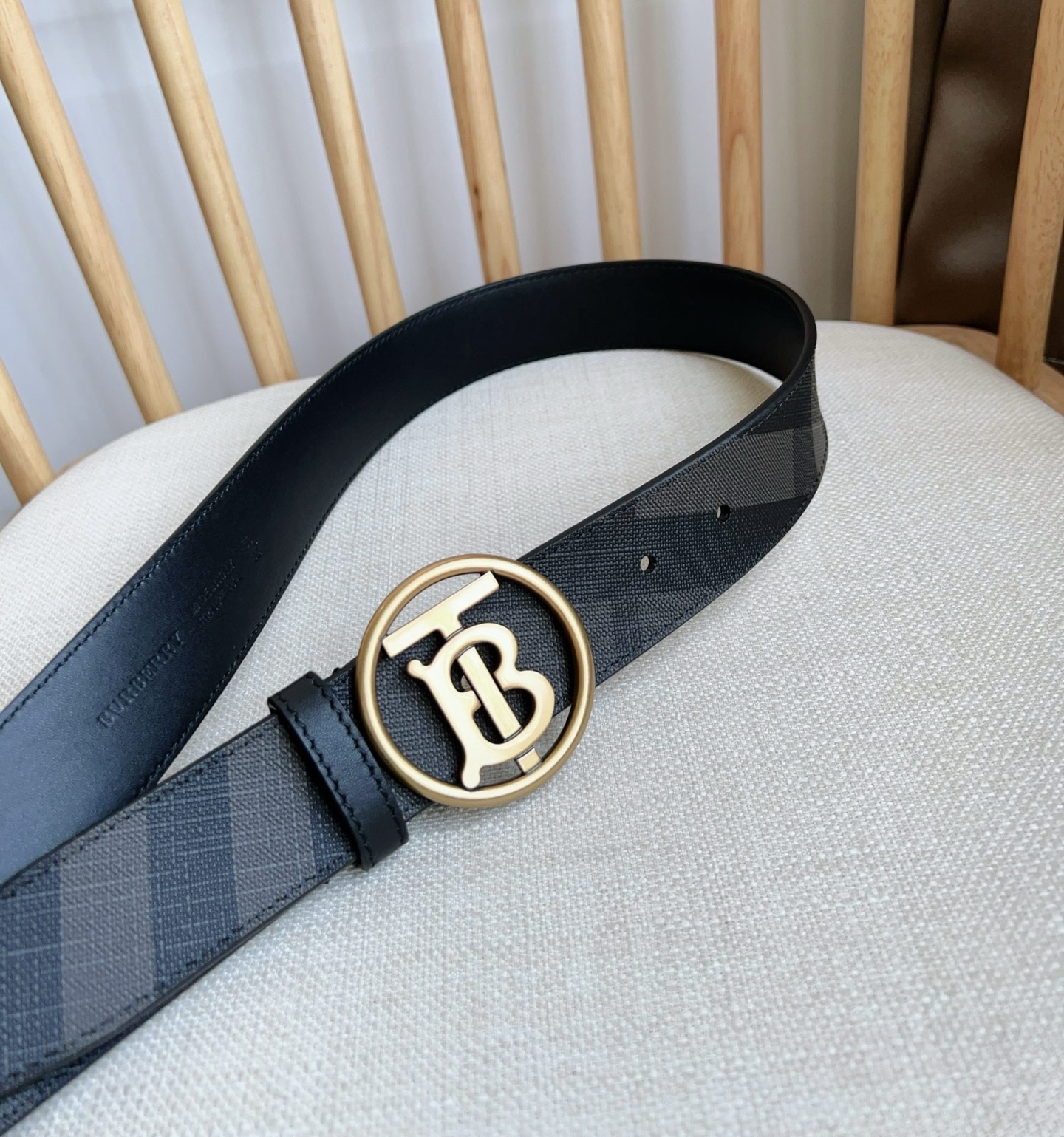 Burberry 巴宝莉专柜同步上新🎉🎉精选London镌刻焕新的品牌微标 扣环饰有抢眼的镀金专属标识图