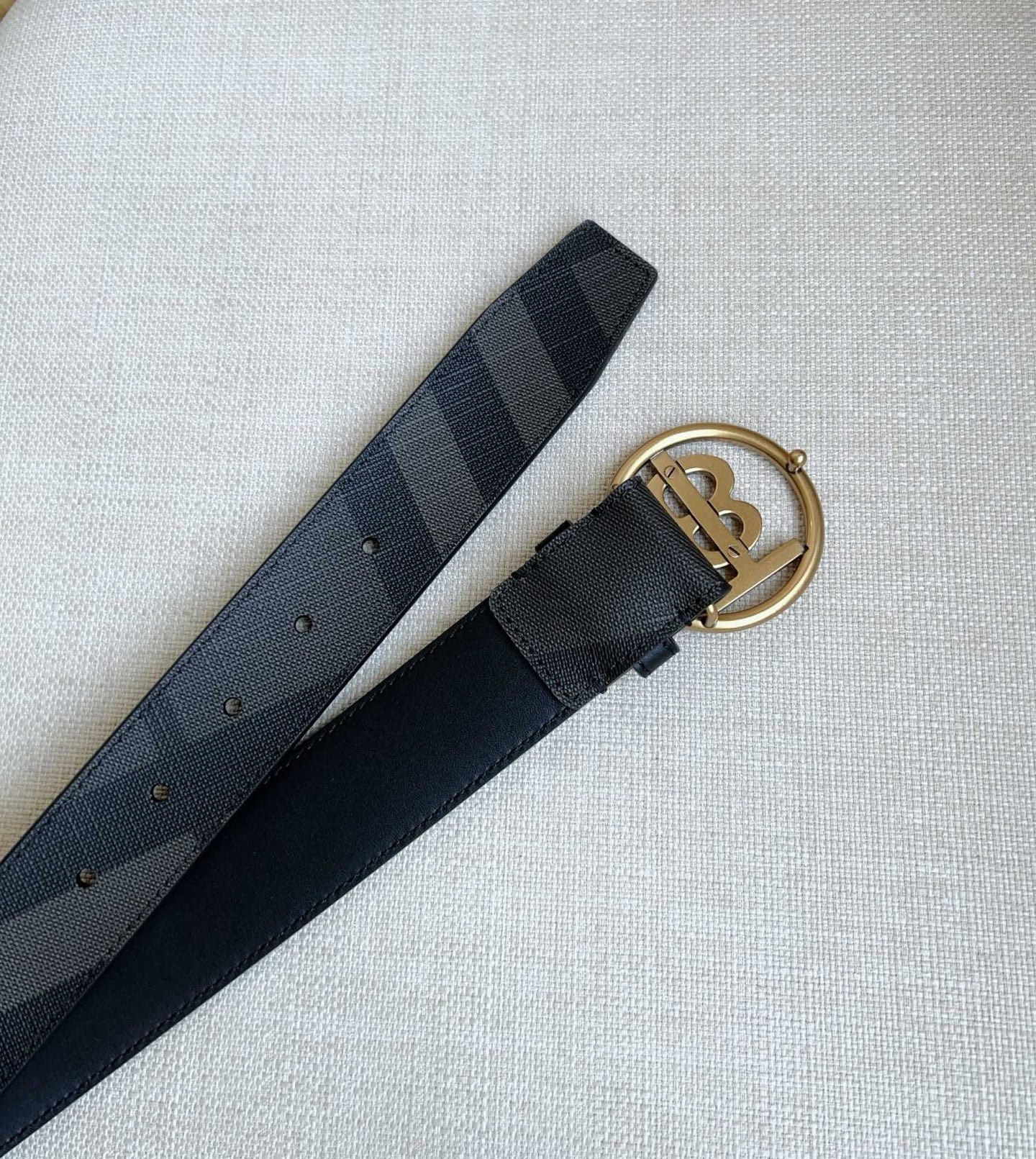 Burberry 巴宝莉专柜同步上新🎉🎉精选London镌刻焕新的品牌微标 扣环饰有抢眼的镀金专属标识图