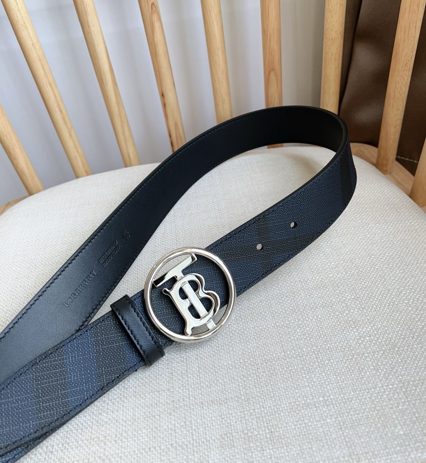 Burberry 巴宝莉专柜同步上新🎉🎉精选London镌刻焕新的品牌微标 扣环饰有抢眼的镀金专属标识图