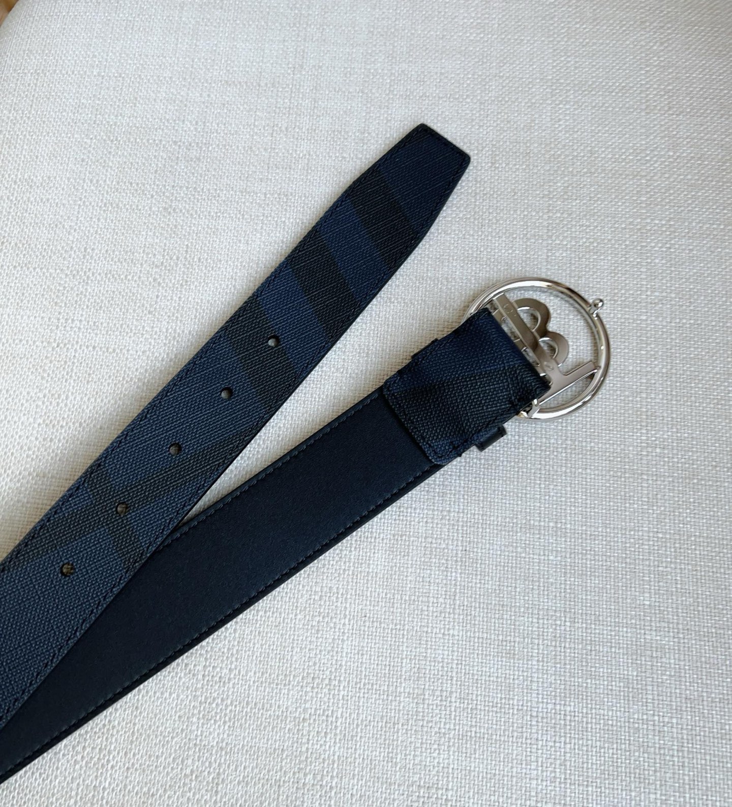 Burberry 巴宝莉专柜同步上新🎉🎉精选London镌刻焕新的品牌微标 扣环饰有抢眼的镀金专属标识图