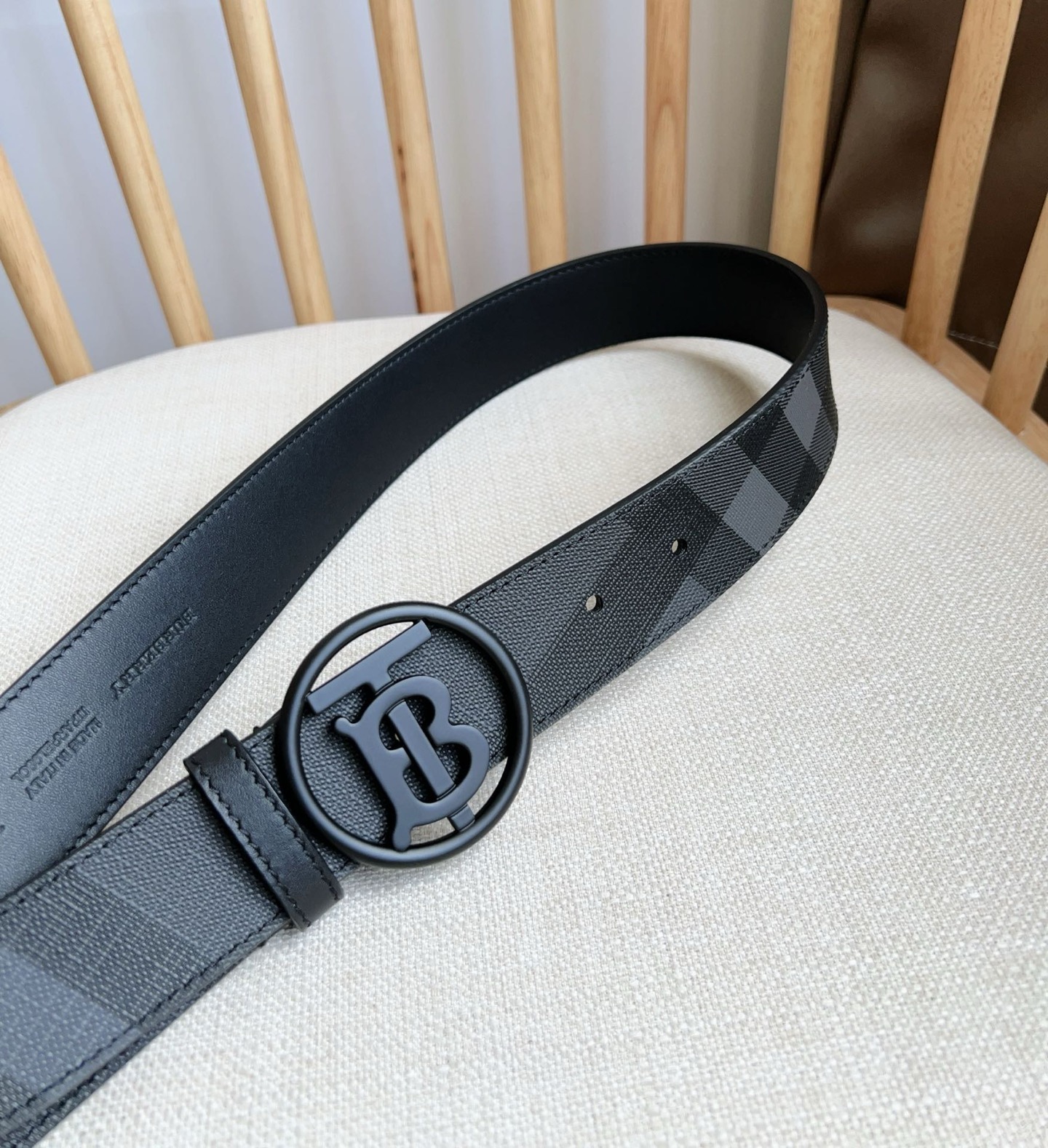 Burberry 巴宝莉专柜同步上新🎉🎉精选London镌刻焕新的品牌微标 扣环饰有抢眼的镀金专属标识图