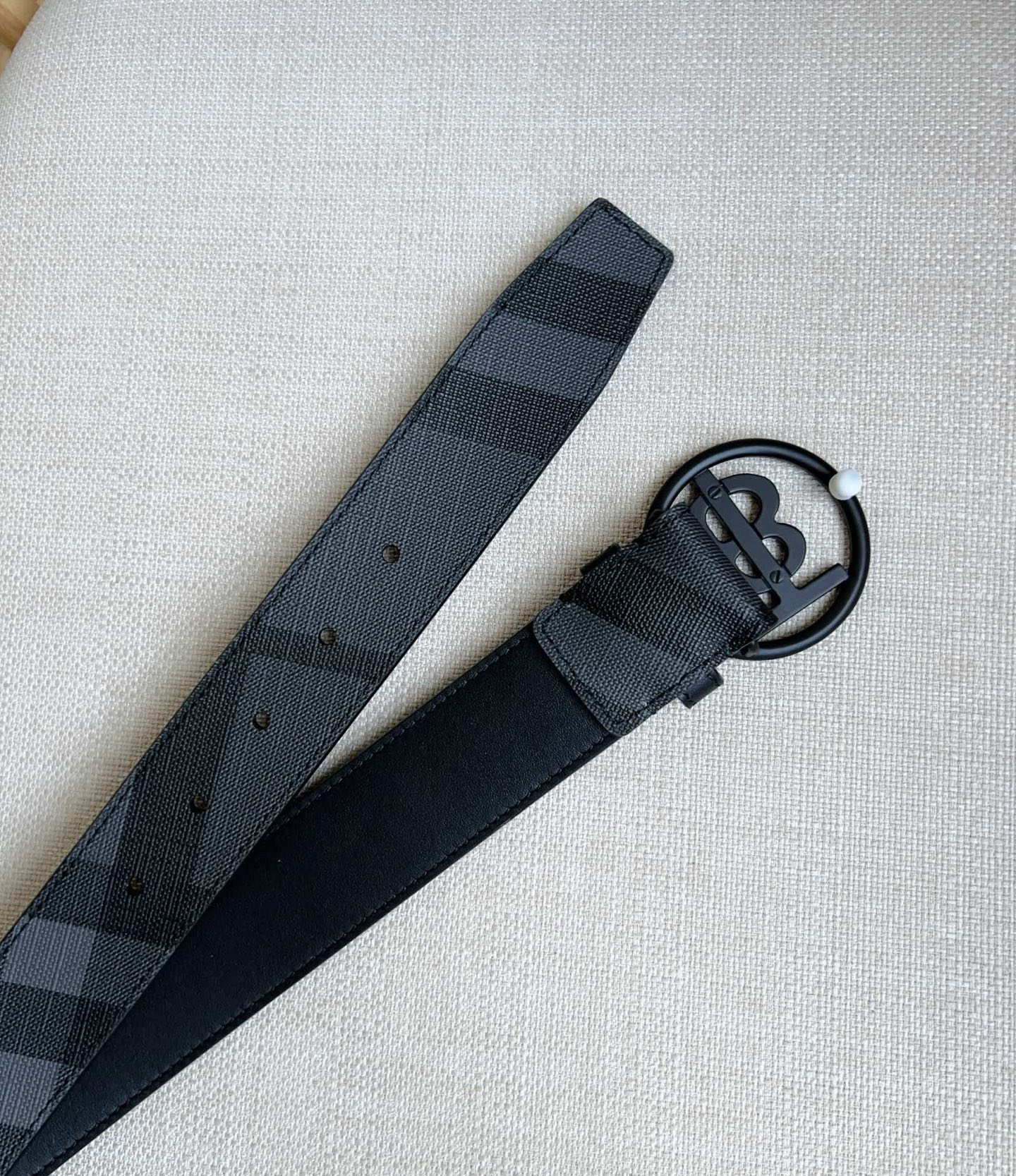 Burberry 巴宝莉专柜同步上新🎉🎉精选London镌刻焕新的品牌微标 扣环饰有抢眼的镀金专属标识图