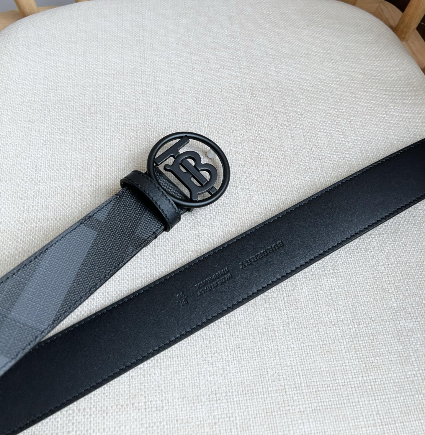 Burberry 巴宝莉专柜同步上新🎉🎉精选London镌刻焕新的品牌微标 扣环饰有抢眼的镀金专属标识图