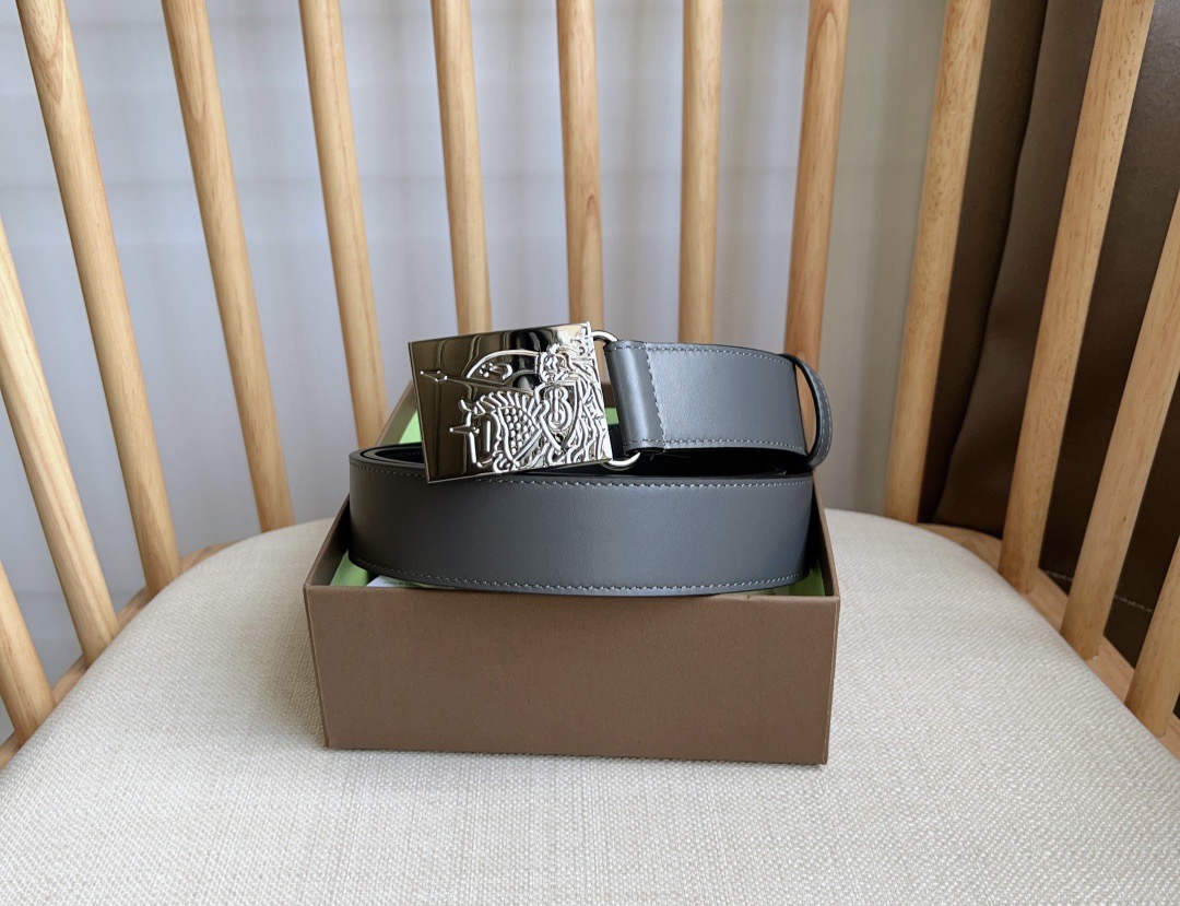 Burberry 巴宝莉专柜同步上新🎉🎉马术骑士饰牌搭配对比感缉明线细节 饰牌搭扣装饰品牌专属标识图案 