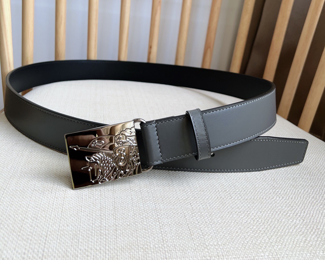 Burberry 巴宝莉专柜同步上新🎉🎉马术骑士饰牌搭配对比感缉明线细节 饰牌搭扣装饰品牌专属标识图案 