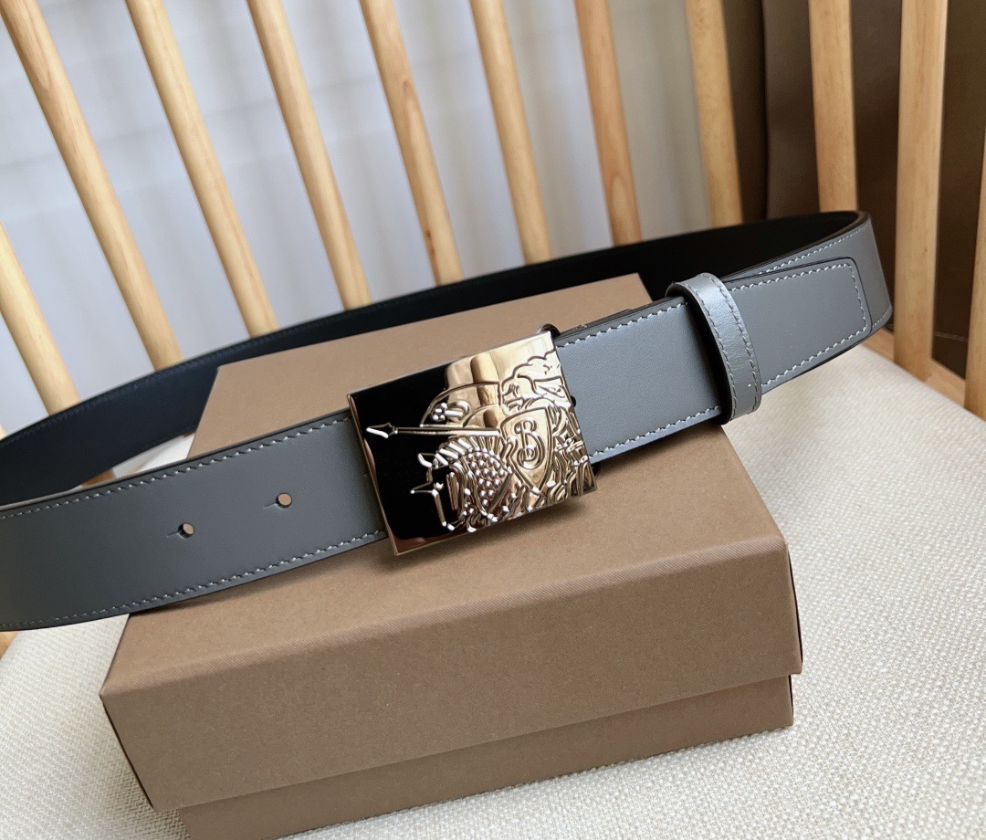 Burberry 巴宝莉专柜同步上新🎉🎉马术骑士饰牌搭配对比感缉明线细节 饰牌搭扣装饰品牌专属标识图案 