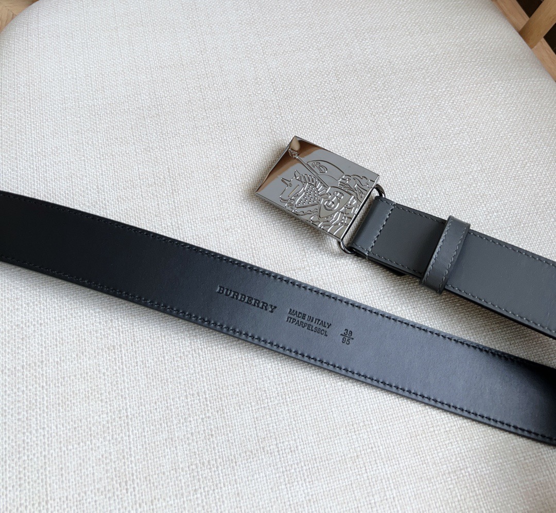 Burberry 巴宝莉专柜同步上新🎉🎉马术骑士饰牌搭配对比感缉明线细节 饰牌搭扣装饰品牌专属标识图案 