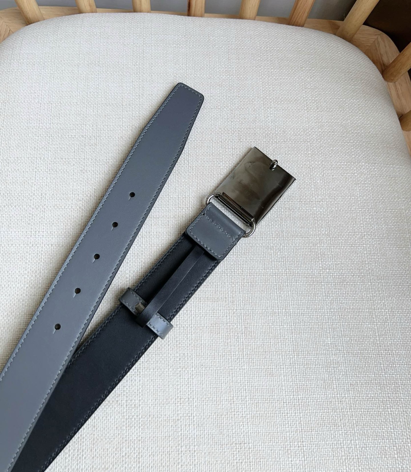 Burberry 巴宝莉专柜同步上新🎉🎉马术骑士饰牌搭配对比感缉明线细节 饰牌搭扣装饰品牌专属标识图案 