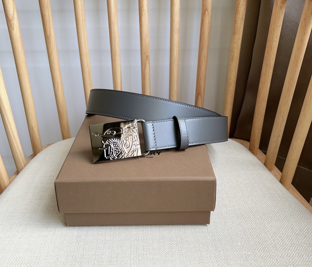 Burberry 巴宝莉专柜同步上新🎉🎉马术骑士饰牌搭配对比感缉明线细节 饰牌搭扣装饰品牌专属标识图案 