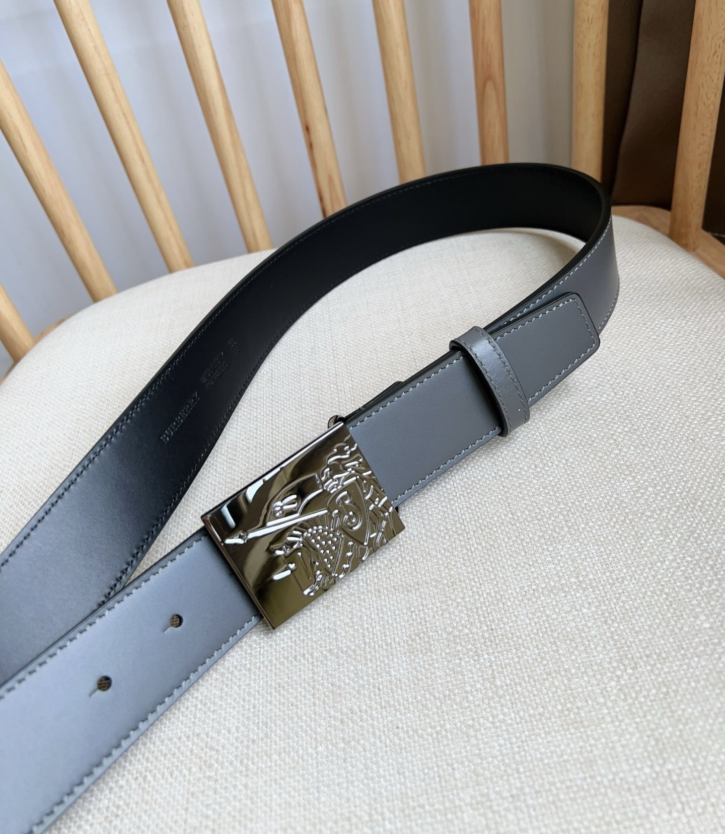 Burberry 巴宝莉专柜同步上新🎉🎉马术骑士饰牌搭配对比感缉明线细节 饰牌搭扣装饰品牌专属标识图案 