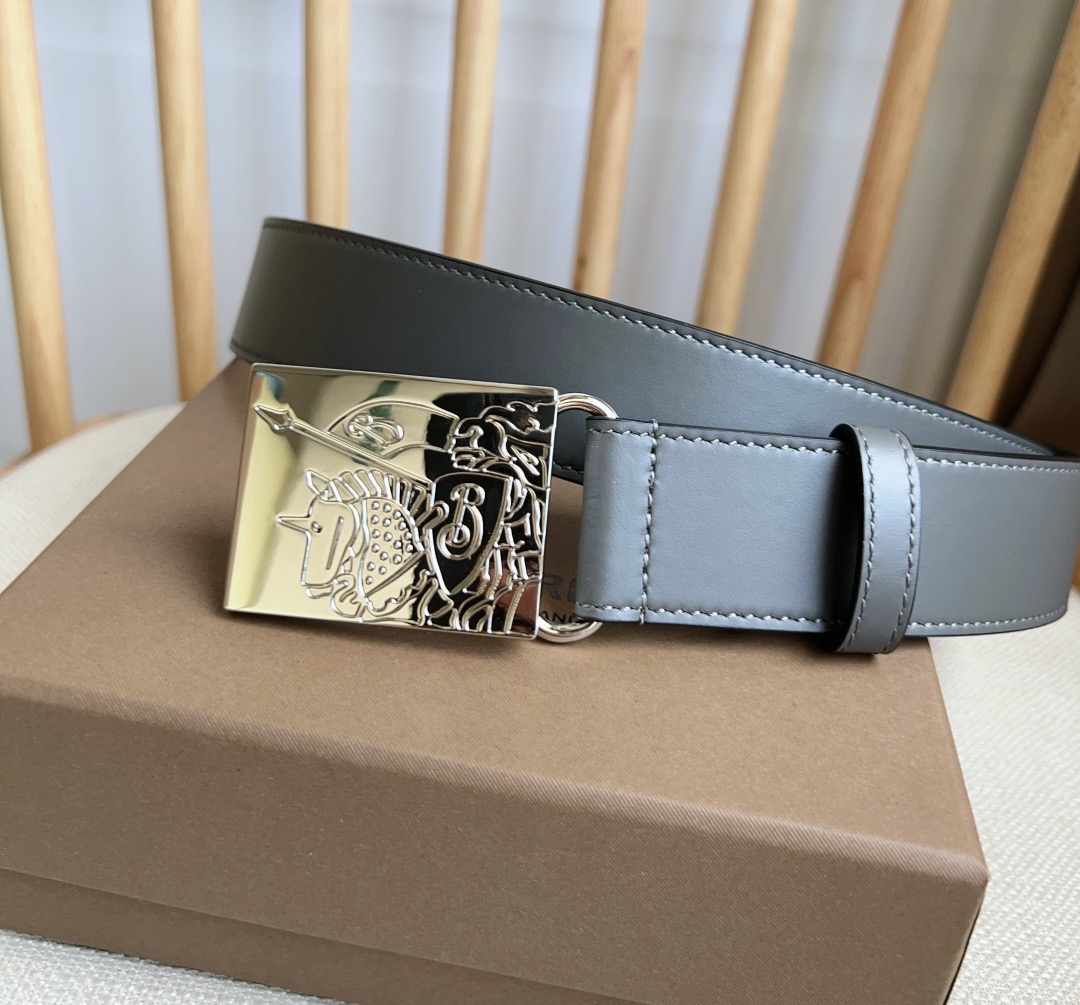 Burberry 巴宝莉专柜同步上新🎉🎉马术骑士饰牌搭配对比感缉明线细节 饰牌搭扣装饰品牌专属标识图案 