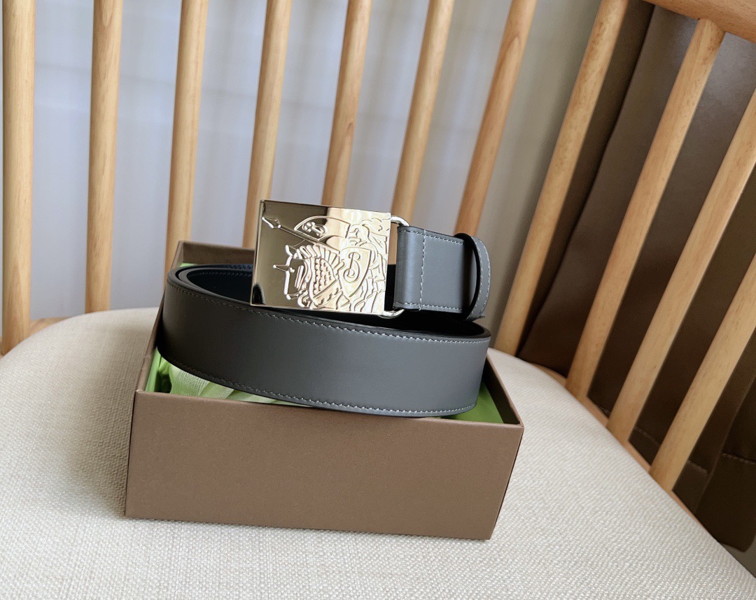 Burberry 巴宝莉专柜同步上新🎉🎉马术骑士饰牌搭配对比感缉明线细节 饰牌搭扣装饰品牌专属标识图案 