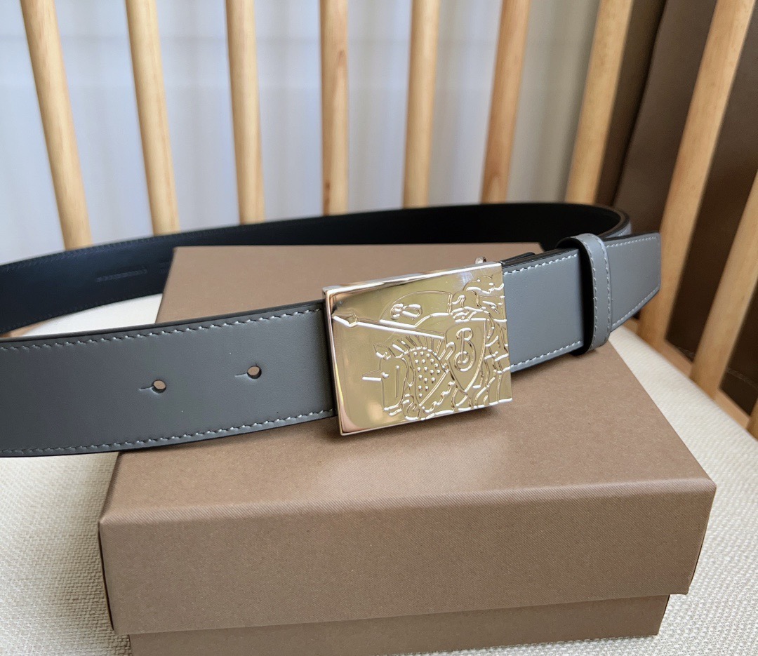 Burberry 巴宝莉专柜同步上新🎉🎉马术骑士饰牌搭配对比感缉明线细节 饰牌搭扣装饰品牌专属标识图案 