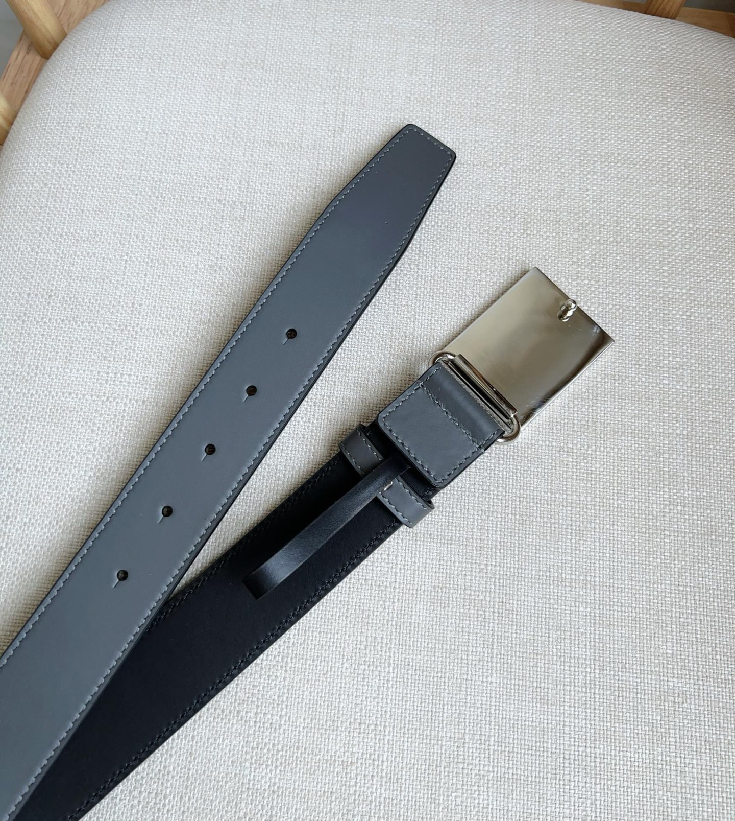 Burberry 巴宝莉专柜同步上新🎉🎉马术骑士饰牌搭配对比感缉明线细节 饰牌搭扣装饰品牌专属标识图案 